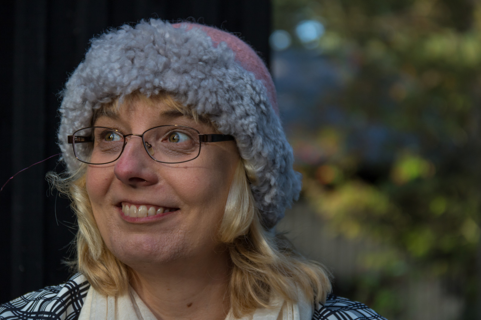 คน, แนวตั้ง, แว่นตา, ช่างภาพ, ผม, คน, เสื้อผ้า, หัว, ยิ้ม, ผู้หญิง, ผู้หญิง, Gotland, Holmh Llar, attackfoto, โจมตี 8, Marianne, ทรงผม, การถ่ายภาพบุคคล, การแสดงออกทางสีหน้า, การดูแลสายตา