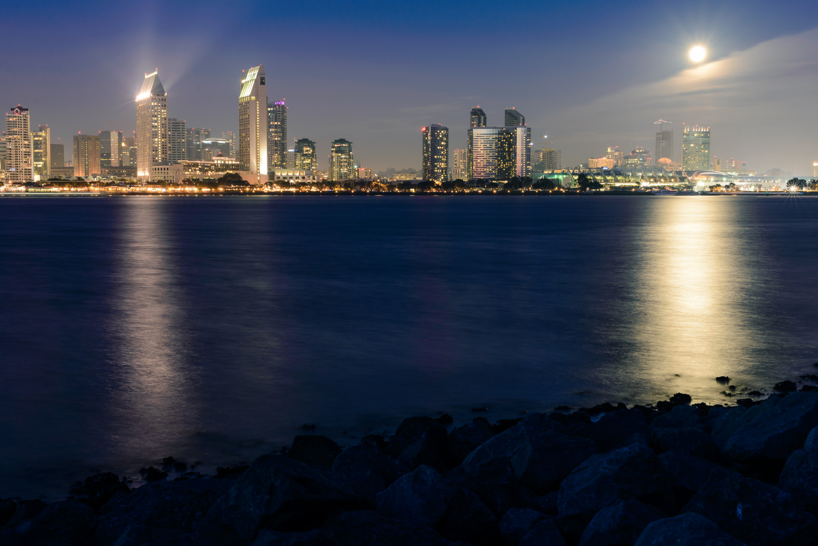 západ slunce, moře, město, panoráma města, noc, voda, budova, odraz, svítání, Měsíc, panoráma, mrakodrap, Fotoaparát, večer, ráno, Kalifornie, horizont, skály, Nikon, Spojené státy americké, rám, soumrak, 35MM, nízký, MM, výstřel, F14, světlo, dlouho, expozice, NIKKOR, 50mm, svítání, sjednocený, stavy, plný, oceán, budovy, dSLR, sigma, fx, D610, atmosférický jev, lidské osídlení, geografický rys