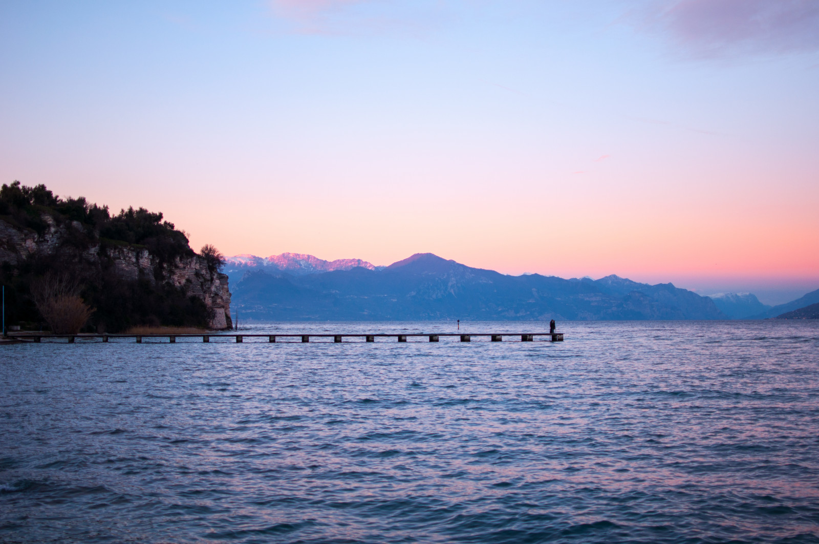 slunečnímu záření, krajina, lidé, západ slunce, moře, Itálie, záliv, jezero, voda, Příroda, pobřeží, prostor, odraz, nebe, nachový, fialový, dřevo, svítání, uklidnit, Cestovní ruch, modrý, večer, ráno, pobřeží, relaxace, řeka, horizont, molo, Evropa, dok, Dovolená, soumrak, růžový, Alpy, klidný, mír, molo, romantický, italština, Lake District, Soumrak, Lombardie, klid, mrak, Krásná, strom, cestovat, hora, svítání, procházka, venkovní, oceán, Pozadí, vlna, mimo, dřevěný, nábřeží, životní styl, nádrž, evropský, prázdnin, garda, idylický, jezero, odlesk, vstupní, potulný, dřevnatý, Lakelandscape