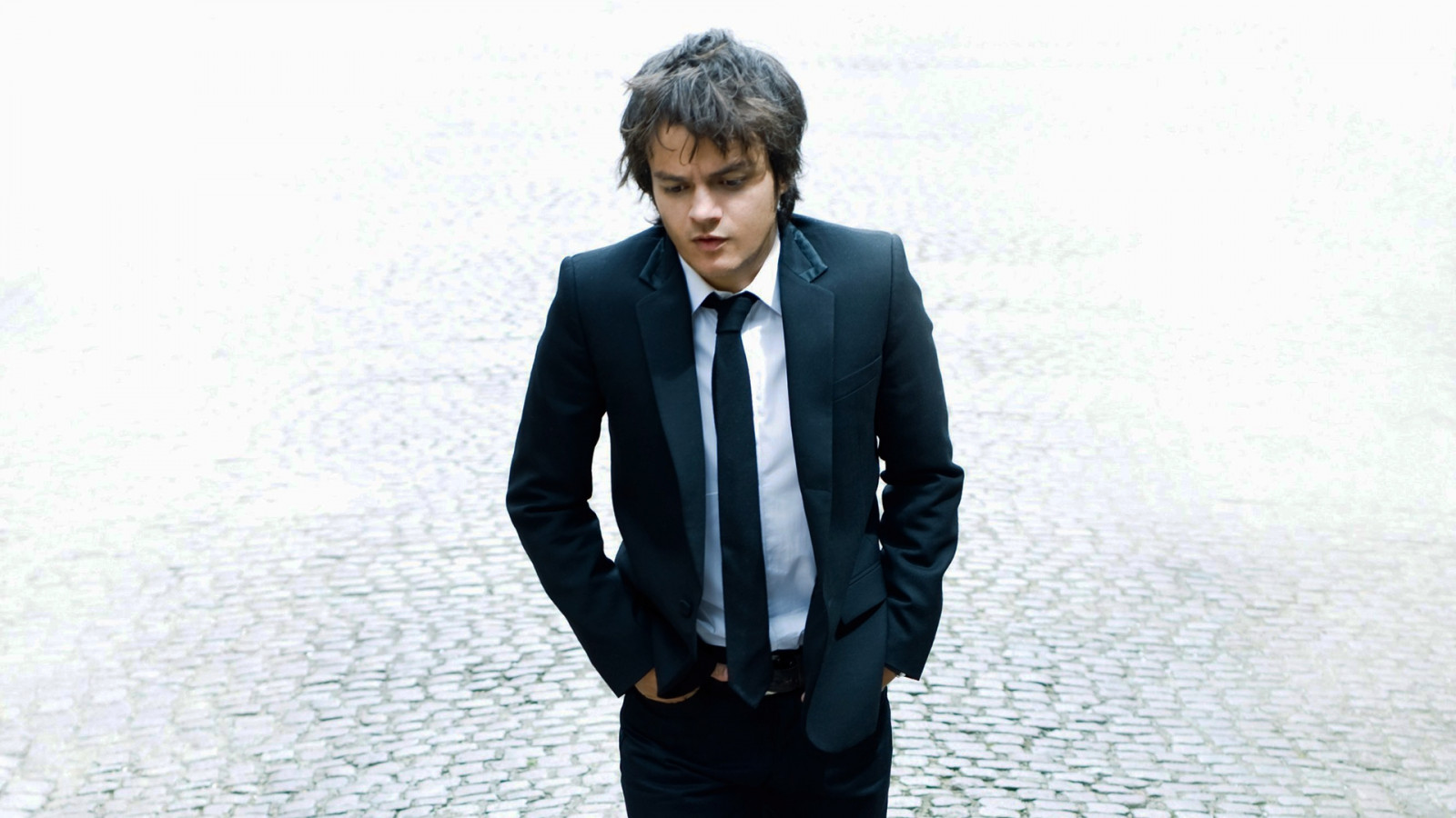 til Jamie Cullum, dragt, binde, se, hænder
