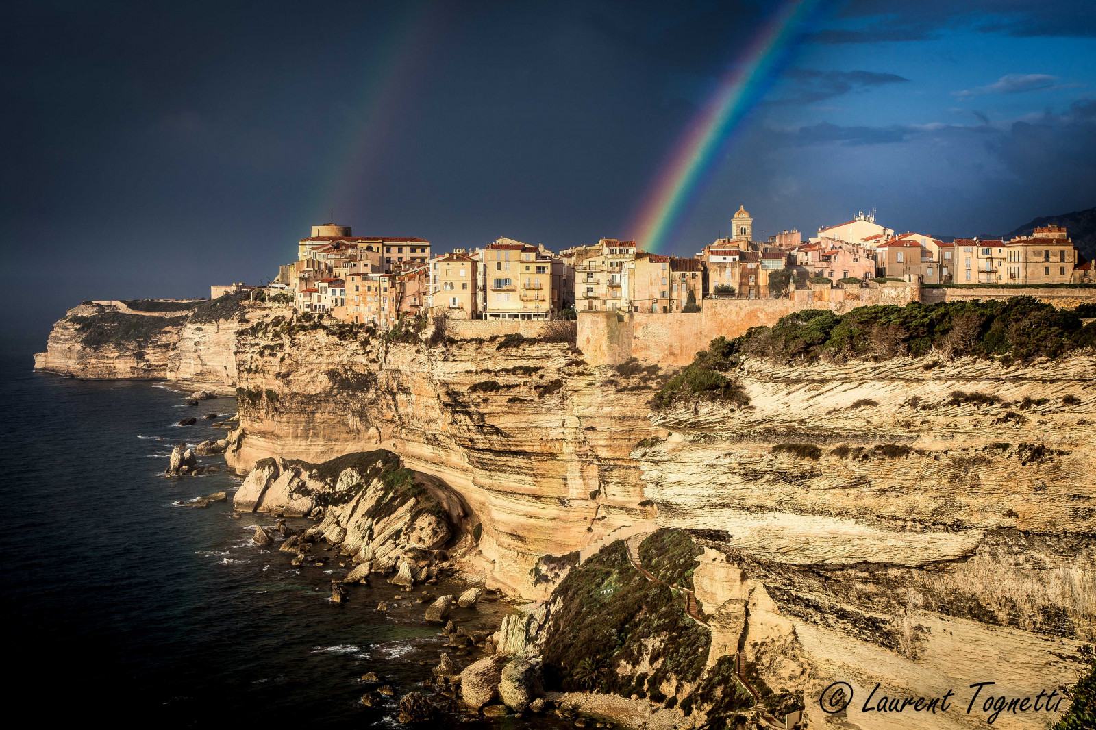 Landschaft, Meer, Rock, Himmel, Regen, Tourismus, Küste, Cliff, Kanon, Horizont, Korsika, Bildung, Terrain, Wolke, bewölkt, Regenbogen, Klippen, Corse, Ciel, Bonifacio, Wahrzeichen, Arcenciel, Geologie, Touristenattraktion, Historische Seite, archäologische Fundstätte, Meteorologisches Phänomen, Ödland, Regenfall, Phänomen, Klippe, Vorgebirge, Falaises, Canoneos6, Aurore, Böschung, Mediterranee, Remparts, Claircie, abgeneigt