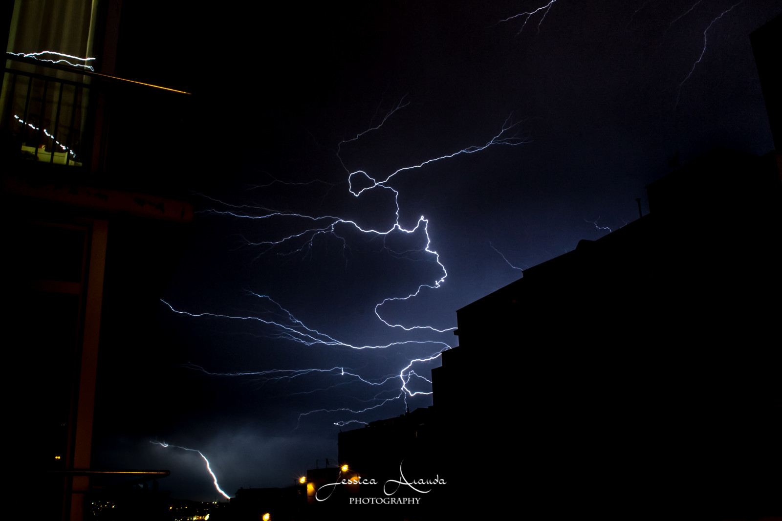 město, noc, nebe, Blesk, atmosféra, hrom, Barcelona, půlnoc, elektřina, Tormenta, světlo, bouřka, světla města, tma, ohromující, energie, impozantní, počítač tapeta, jev, BCN, Rayo, electrica, Trueno, Barcelonasstorm