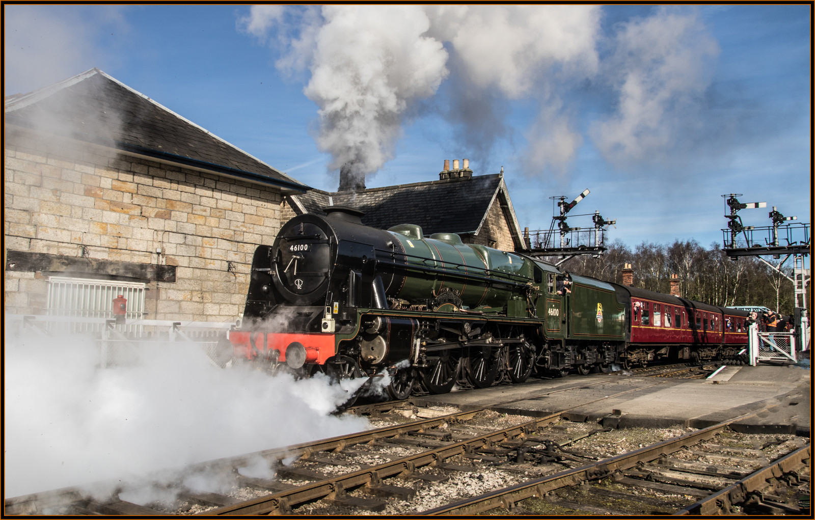 vozidlo, vlak, železnice, jaro, doprava, lokomotiva, Yorkshire, královský, motor, strom, parní, vlaky, kolejnice, Parní motor, hora, dráha, železnice, pohoří, železniční doprava, kolejová vozidla, železniční vůz, Parní motor, auto part, British Rail, lovec ptactva, bláznivý, nymr, lokomotivy, pohyb, LMS, britishrailways, Stanier, Skot, Londonmidlandandscottish, Grosmont, Northyorkshiremoorsrailway, Goathland