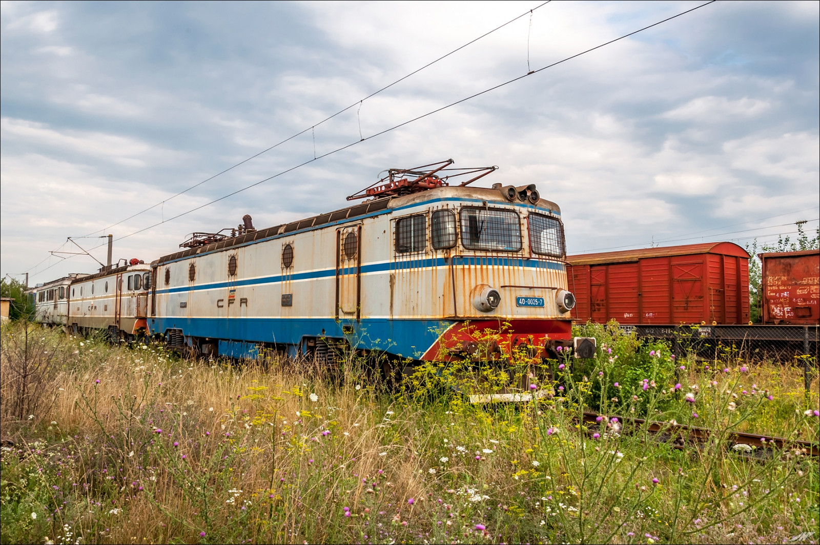 nebe, vozidlo, vlak, Rumunsko, tramvaj, doprava, lokomotiva, 7, strom, rostlina, dráha, 40, 25, náklad, venkov, obytný prostor, veřejná doprava, železniční doprava, kolejová vozidla, osobní automobil, železniční vůz, elektrické napájení, romane, sklad, Dej, Electroputere, CFR, v důchodu, 025, elektrická lokomotiva, Depoul, Caile, Železnice, moře, 060ea, Marfa, Triaj, 0025, Le5100kw, Konzervat, 4000257