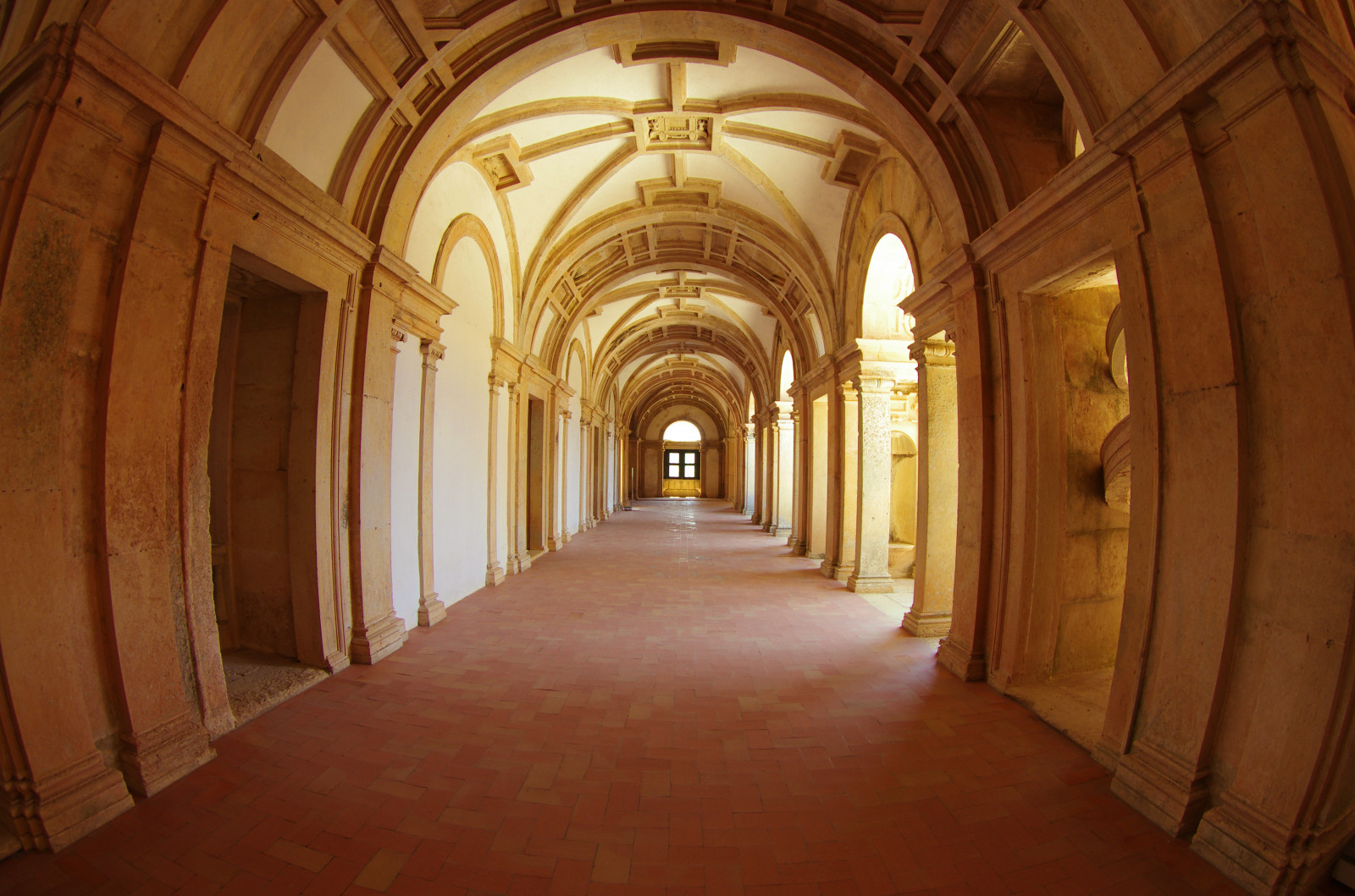 chrám, architektura, budova, symetrie, hrad, oblouk, pasáž, katedrála, klášter, Portugalsko, palác, zámek, Opatství, 2016, hala, castello, dávná historie, místo uctívání, krypta, Munster, klenba, schloss, Tomar, hrad, klášter, Couvent, Convento, monast re, castelodostempl Rios, conventodecristo, ulička