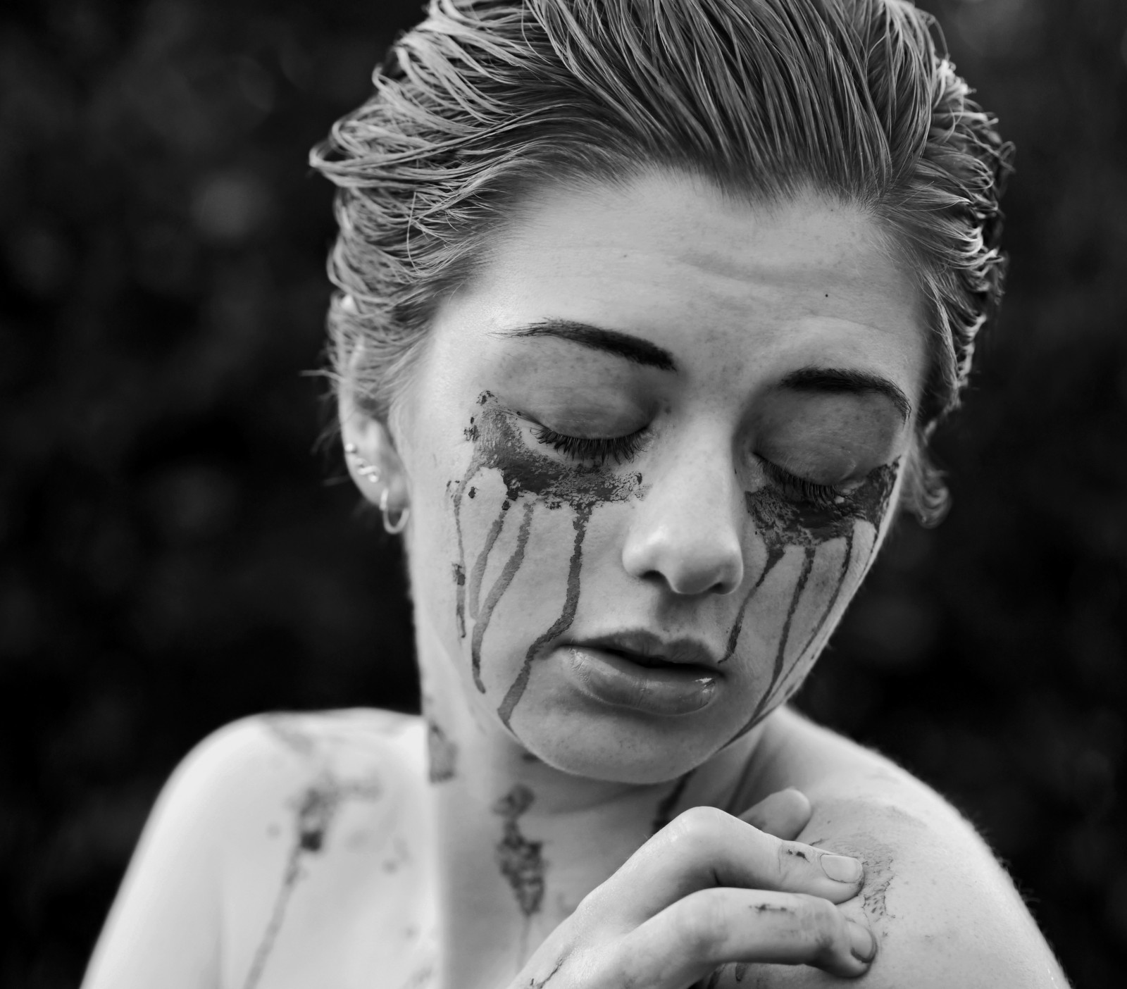 portrét, Černý a bílý, tělesné, bílý, autoportrét, Černá, Příroda, dívka, Photoshop, já, vlasy, mimo, venku, lumix, Černá bílá, malovat, dosti, slzy, ruka, smutný, emoce, Británie, venkovní, tělo, pláč, běh, Běh, Dospívající, portrétování, teenager, Pojem, plakat, citový, roztržení, Pojmový, G3, jednoduchý, prostý, lumixg3