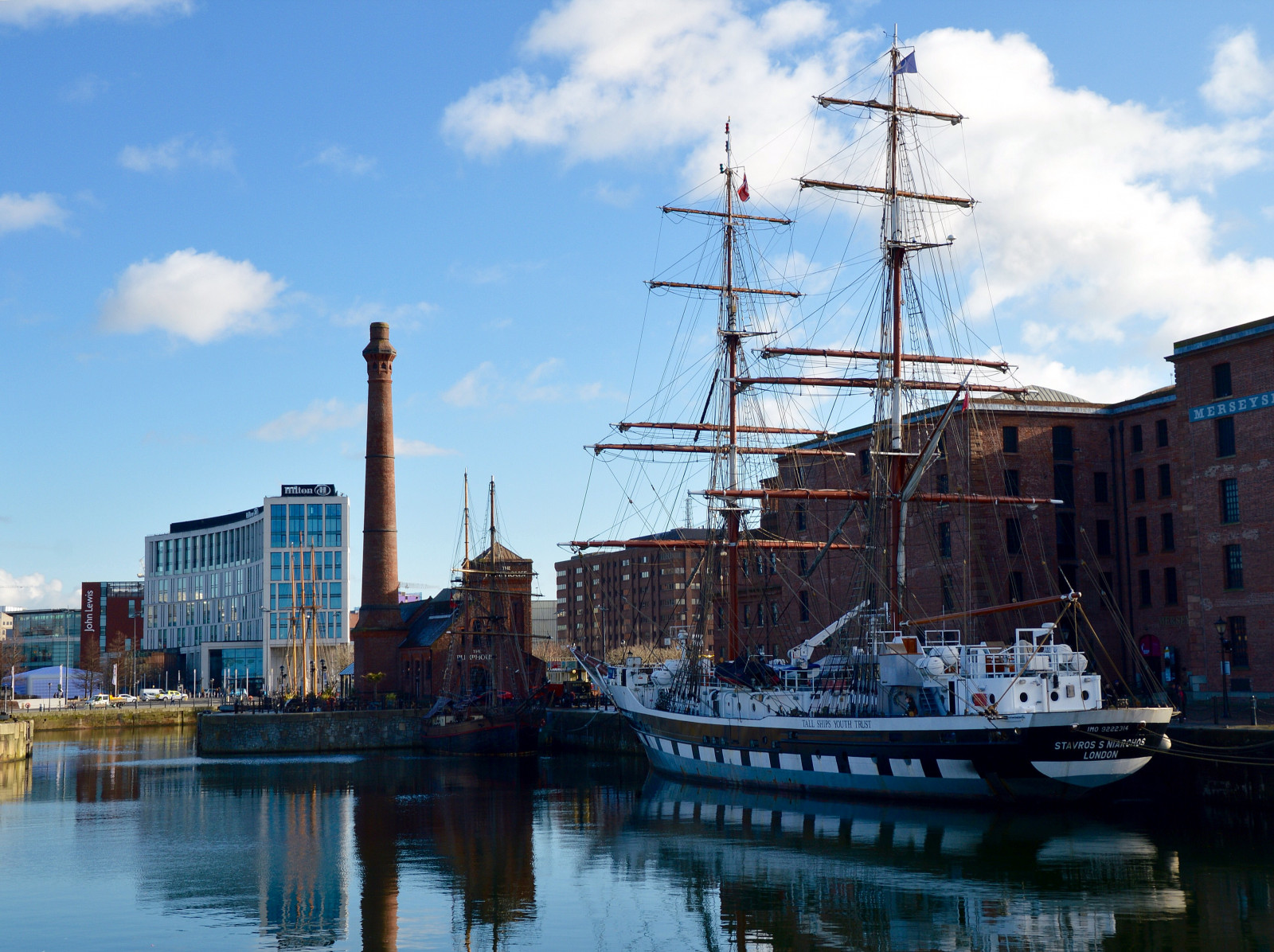loď, loď, plachetnice, moře, město, panoráma města, voda, odraz, nebe, vozidlo, luk, mraky, hotel, modrý, vlajka, znaky, přístav, provoz, Nikon, britský, dok, plavidlo, doprava, Liverpool, královský, plachtění, venkovní, odrazy, budovy, Okna, paluba, přístav, plavidlo, stožár, komín, chod, plachta, nikond3200, vodní, pumphouse, galéra, briga, vysoká loď, tamron16300mm, Merseyside, záď, trup, stožáry, lanoví, kotviště, yardů, canningdock, vysoká loď, stavrossniarchos, tallshipsyouthtrust, maritimemuseum, lodní příď, levá, Appledore, plachetnice, záchranný vor, lowertopsail, uppertopsail, topgallant