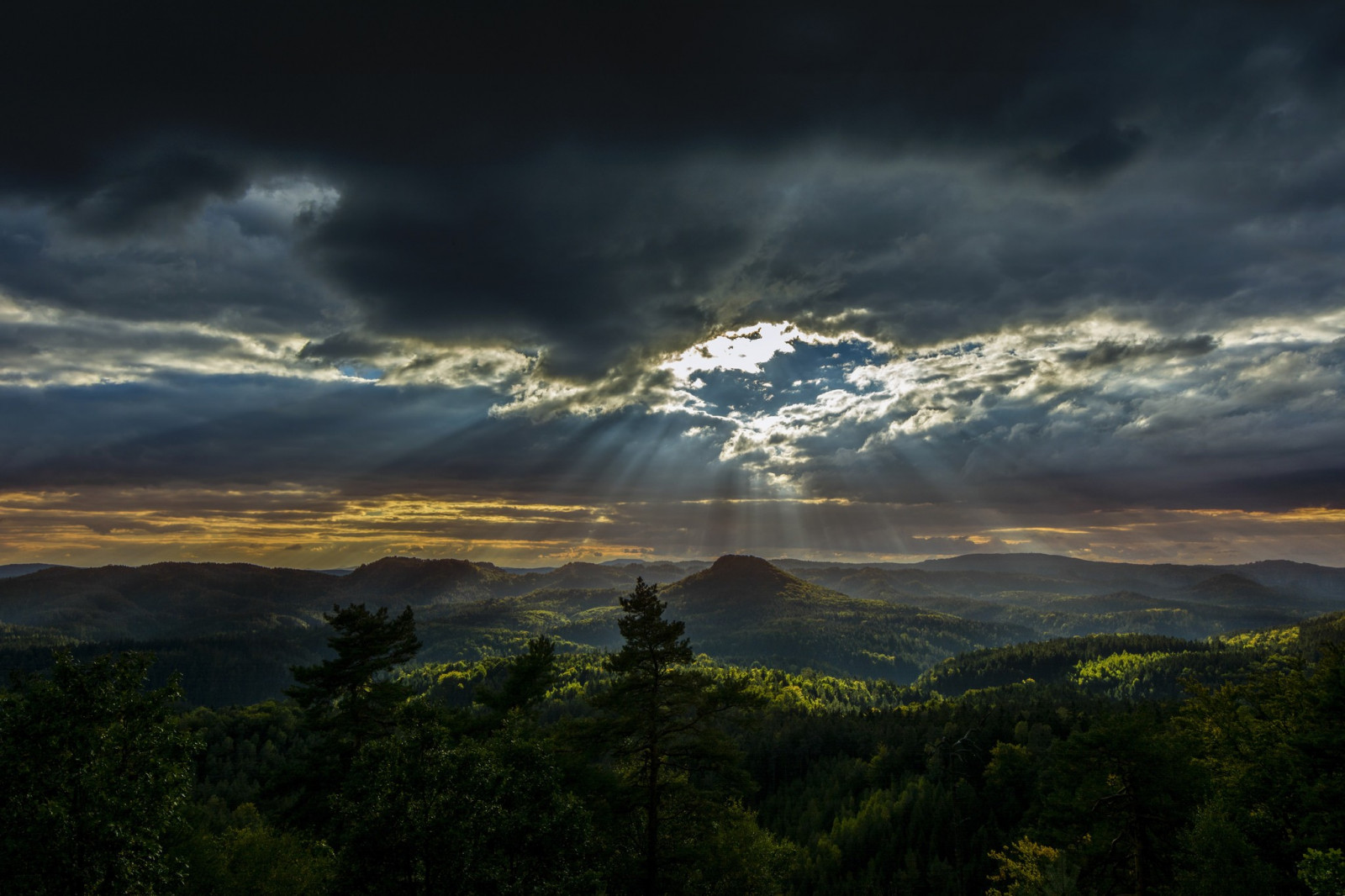 luce del sole, alberi, paesaggio, foresta, montagne, tramonto, collina, natura, riflessione, cielo, fotografia, Alba, sera, mattina, Sole, orizzonte, atmosfera, crepuscolo, leggero, nube, montagna, tempo metereologico, alba, oscurità, fenomeno atmosferico, fenomeno meteorologico