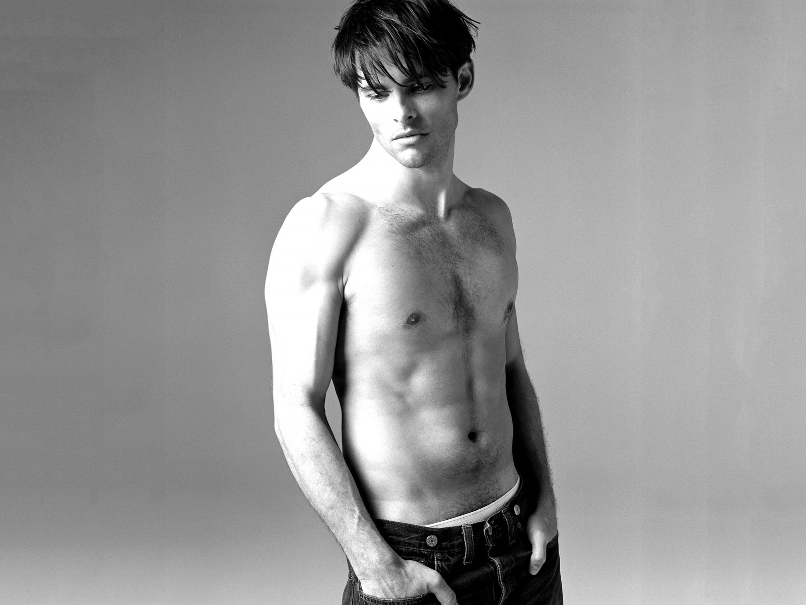 bílý, Černá, černobílý, model, portrét, fotografování, džíny, zadní, Osoba, chlapec, muž, focení, ruka, smysl, mužský, sval, paže, hruď, Černý a bílý, monochromatické fotografování, lidských pozice, focení, umění model, Lidské tělo, james marsden, barechestedness, Černá bílá