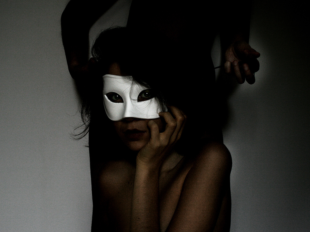 telka-v-maske-uzhasi