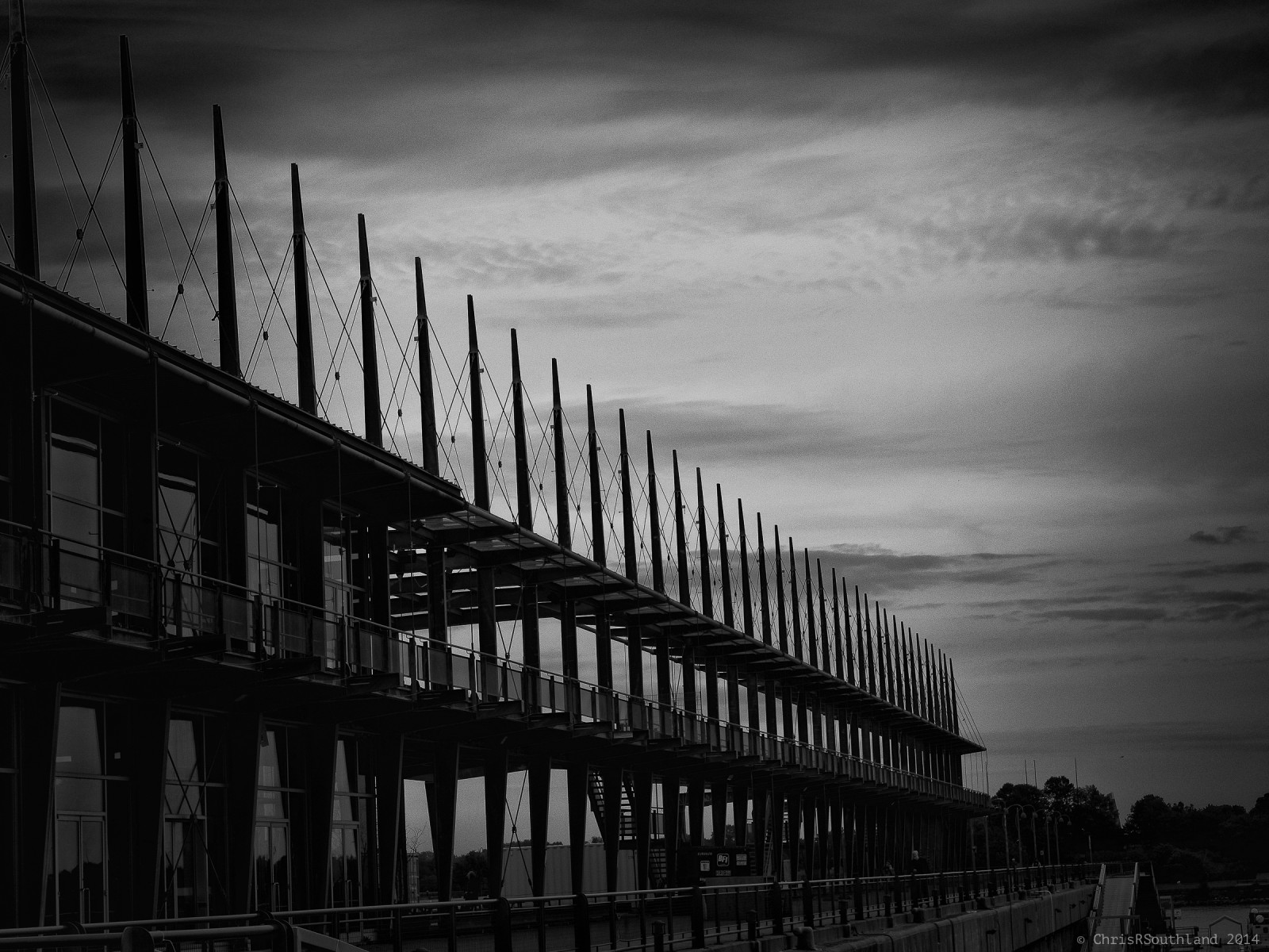 černobílý, západ slunce, město, panoráma města, noc, architektura, budova, odraz, nebe, fotografování, symetrie, mrakodrap, večer, geometrie, atmosféra, Kanada, molo, soumrak, Montreal, metropole, perspektivní, struktura, Olympus, UMĚNÍ, Černý a bílý, mrak, strom, tělesné, přístav, tma, mezník, Schwarzweiss, bohémský, fasáda, EM1, olympusomdem1, urban area, Černý a bílý, monochromatické fotografování, meteorologický jev, bod zmizení, perspektiva, geometrický, Fluchtpunkt, Oldharbourmontreal