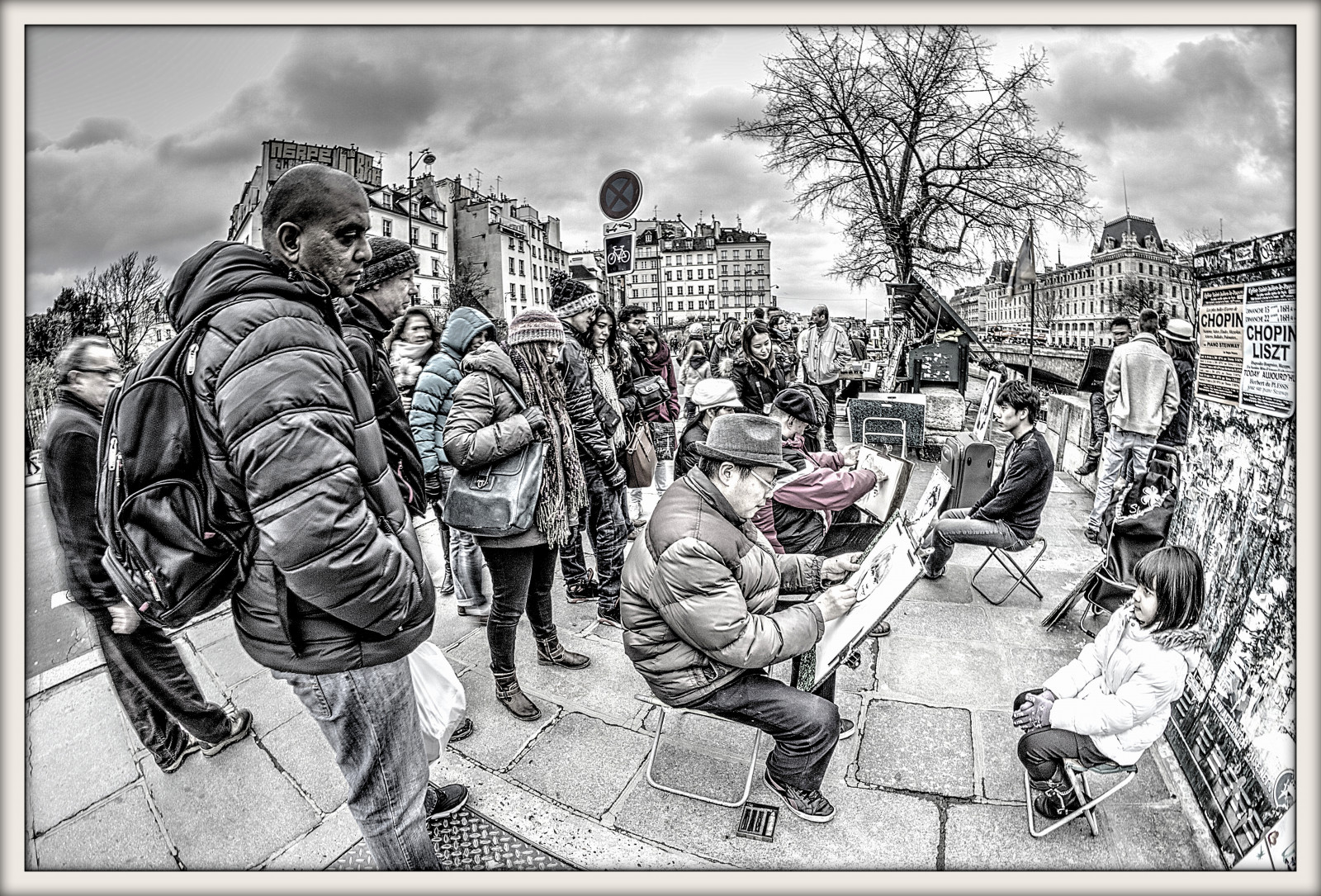 træer, mennesker, monokrom, portræt, gade, børn, himmel, vej, Canon, fodgænger, Mono, fiskeøje, bw, sort hvid, bygninger, gader, kunstner, Streetartist, streetphotography, selectivecolour, cannon600d, sort og hvid, monokrom fotografering, troop, milits, Opteka, optekafisheye, visual arts, human behavior