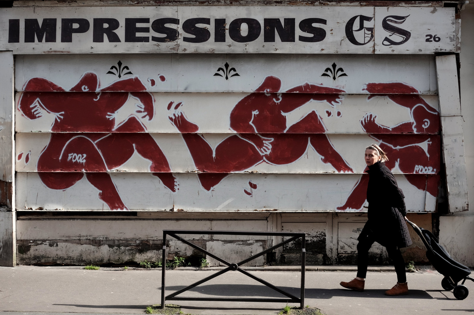 città, strada, urbano, ombra, parete, strada, graffiti, arte di strada, manifesto, a passeggio, murale, bandiera, Fujifilm, ARTE, camminare, arte di strada, vista stradale, pubblicità, streetphotography, camminatore, escursionisti, streetphotographer, segnaletica, fujixt10, Streetwalk