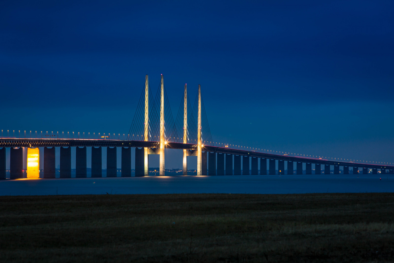 mare, notte, architettura, riflessione, cielo, calma, sera, Torre, ponte, orizzonte, Svezia, crepuscolo, Sverige, alba, illuminazione, arkitektur, Malmo, resundbridge, brof stet, punto di riferimento, architetto, giorno, energia, ponte strallato, Skane, arkitekt, oresund, resundsbroen, oresundsbron, Georgerotne, fixed link, extradosed bridge