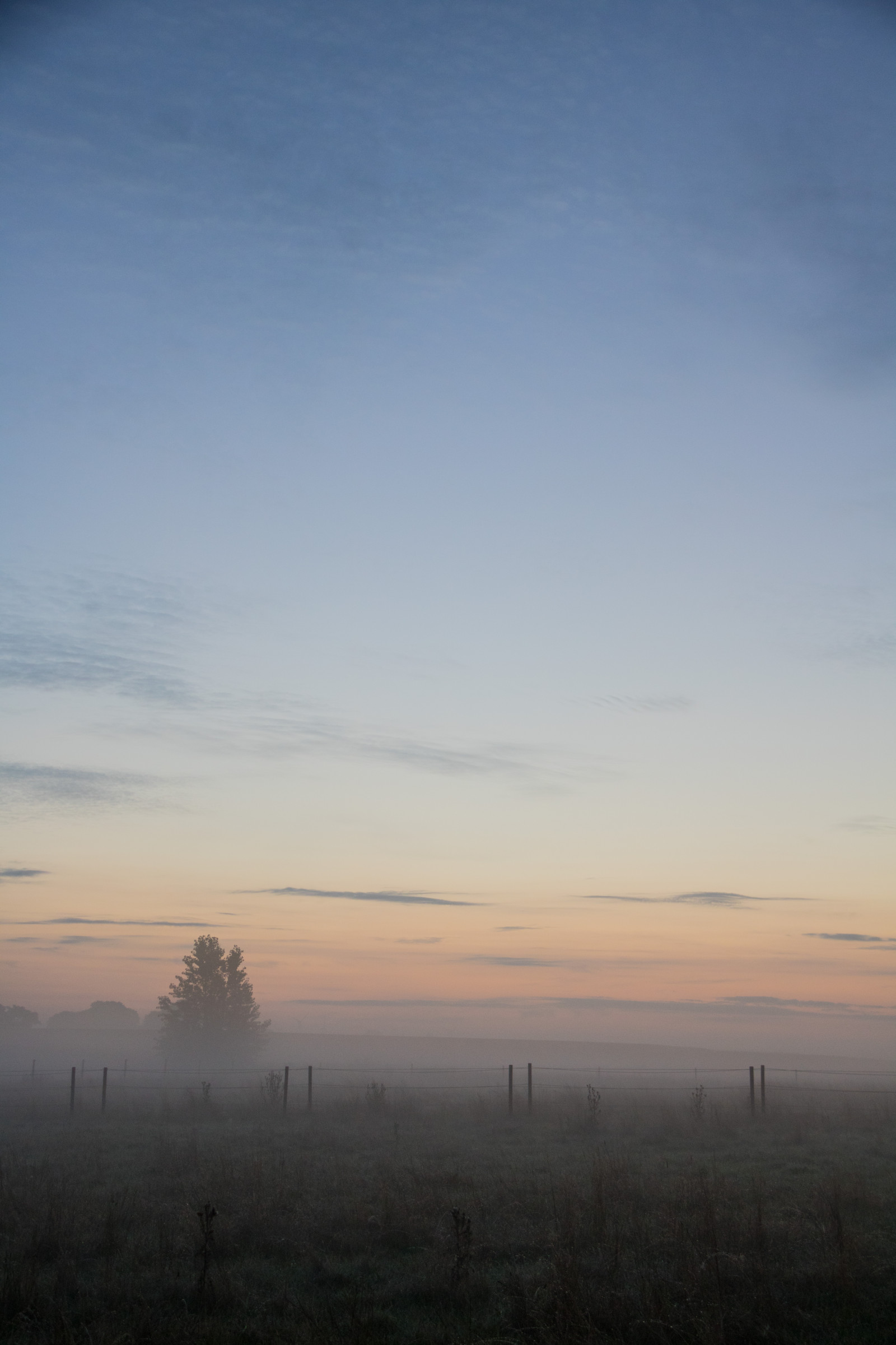slunečnímu záření, krajina, západ slunce, kopec, nebe, pole, svítání, večer, ráno, mlha, horizont, atmosféra, soumrak, opar, venkovský, mrak, mlha, bluehour, svítání, nebe, dimma, venkov, moln, landsbygd, soluppg ng, s dersl tt, landskap, Norra by, exif modelu canoneos760d, geocountry, Kamera aby kánon, geocity, Model fotoaparátu canoneos760d, geostate, geolocation, EXIF čočka efs18200mmf3556is, exif aby kánon, EXIF otvor 40, exif focallength 32mm, bl timmen, exif isospeed 400, morgon, prostý, prérie, atmosférický jev, Atmosféra Země