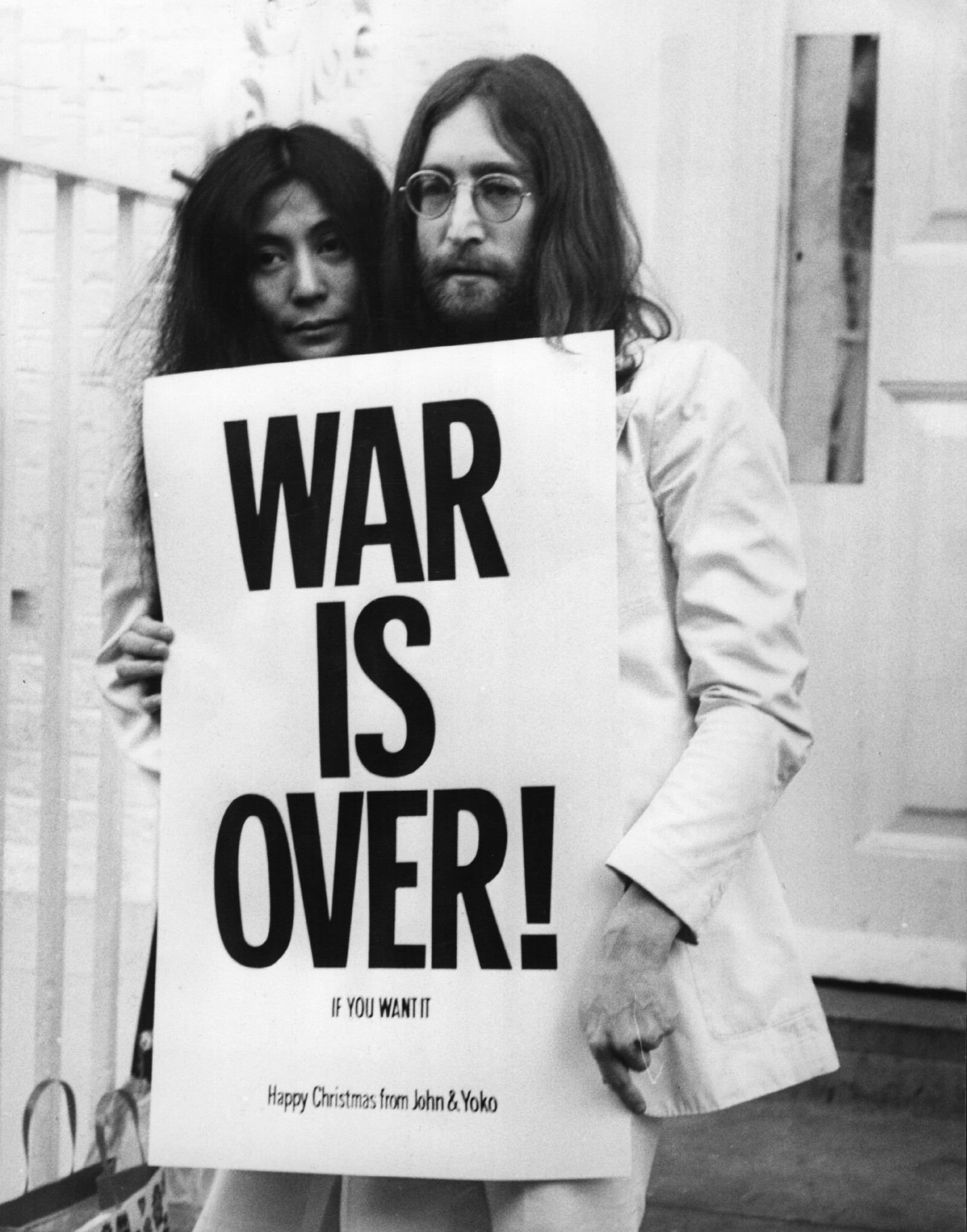 uomini, bianca, nero, donne, monocromo, strada, capelli lunghi, bicchieri, cantante, musicista, coppia, Natale, leggenda, barbe, Persona, manifesto, pace, John Lennon, manifestanti, Yoko Ono, fotografia, pubblicità, bianco e nero, fotografia in bianco e nero, interazione