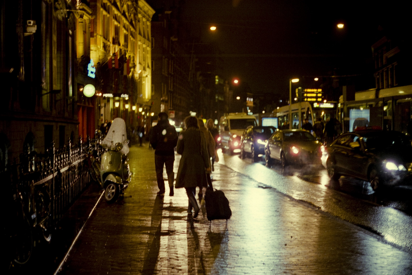 notte, area urbana, città, strada, cittadina, infrastruttura, riflessione, leggero, istantanea, sera, strada, centro, metropoli, oscurità, strada luce, illuminazione, area metropolitana, pedone, corsia, mezzanotte