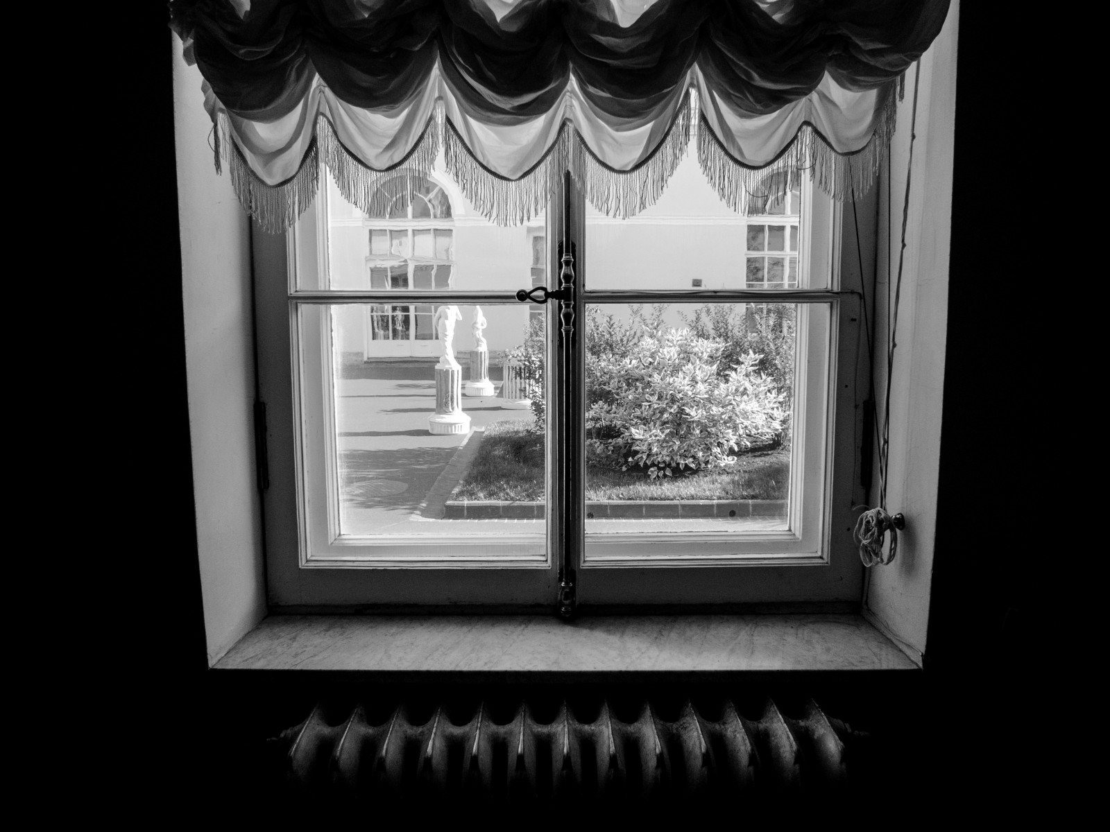 bílý, Černá, černobílý, okno, ulice, fotografování, symetrie, sklenka, Vzhled interiéru, světlo, příběhy, dlux4, osvětlení, tvar, design, fotografie, tma, obraz, Černý a bílý, monochromatické fotografování, rám obrazu
