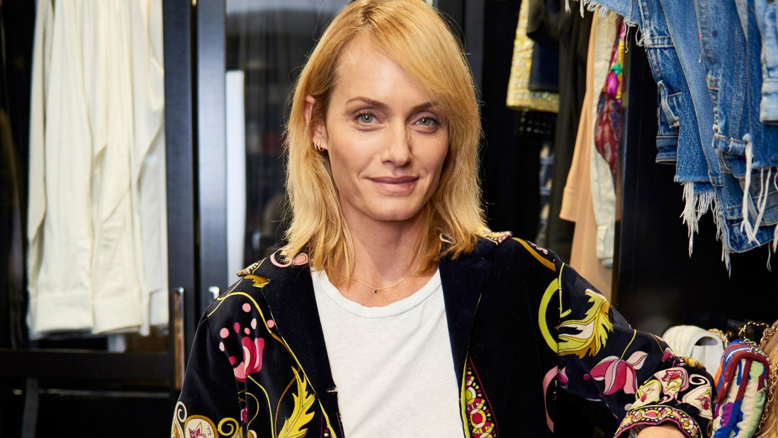 jantar Valletta, usmívající se, ženy, blondýnka