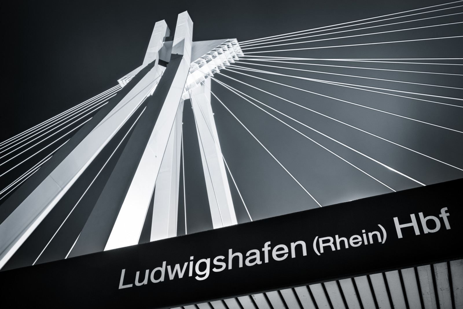 černobílý, noc, architektura, text, značka, struktura, Fujifilm, Rhein, úhel, stativ, tělesné, Černá bílá, kontrast, Hauptbahnhof, čára, fuji, SW, langzeitbelichtung, blau, schwarz, Weis, XE1, xf1855mm, Nacht, grafika, Černý a bílý, font, kabel vydržel most, Hbf, rheinbr CKE, Stativ, Ludwigshafen, Schrift, Brücke, avaiblelight, Froschperspektive, Teiltonung, product design, fixed link