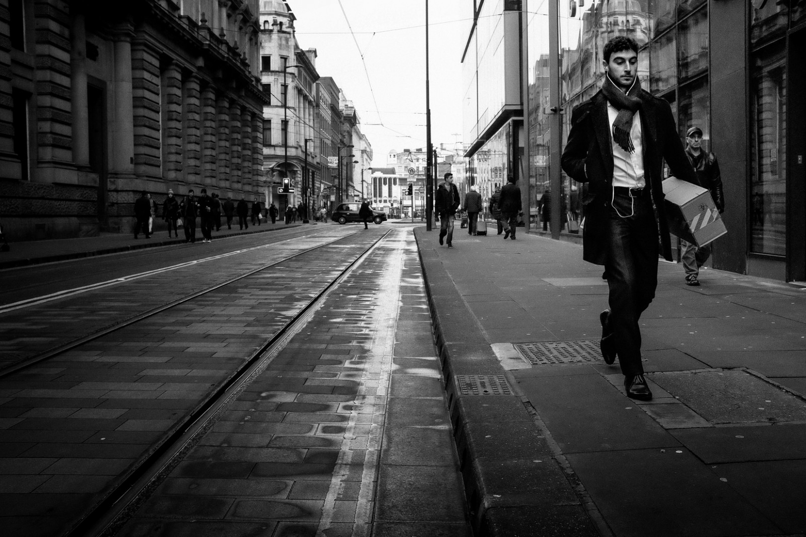 Spojené království, Anglie, městský, muž, déšť, šátek, Manchester, taxi, streetphotography, sluchátka, Citystreets, tramlines, fujix100