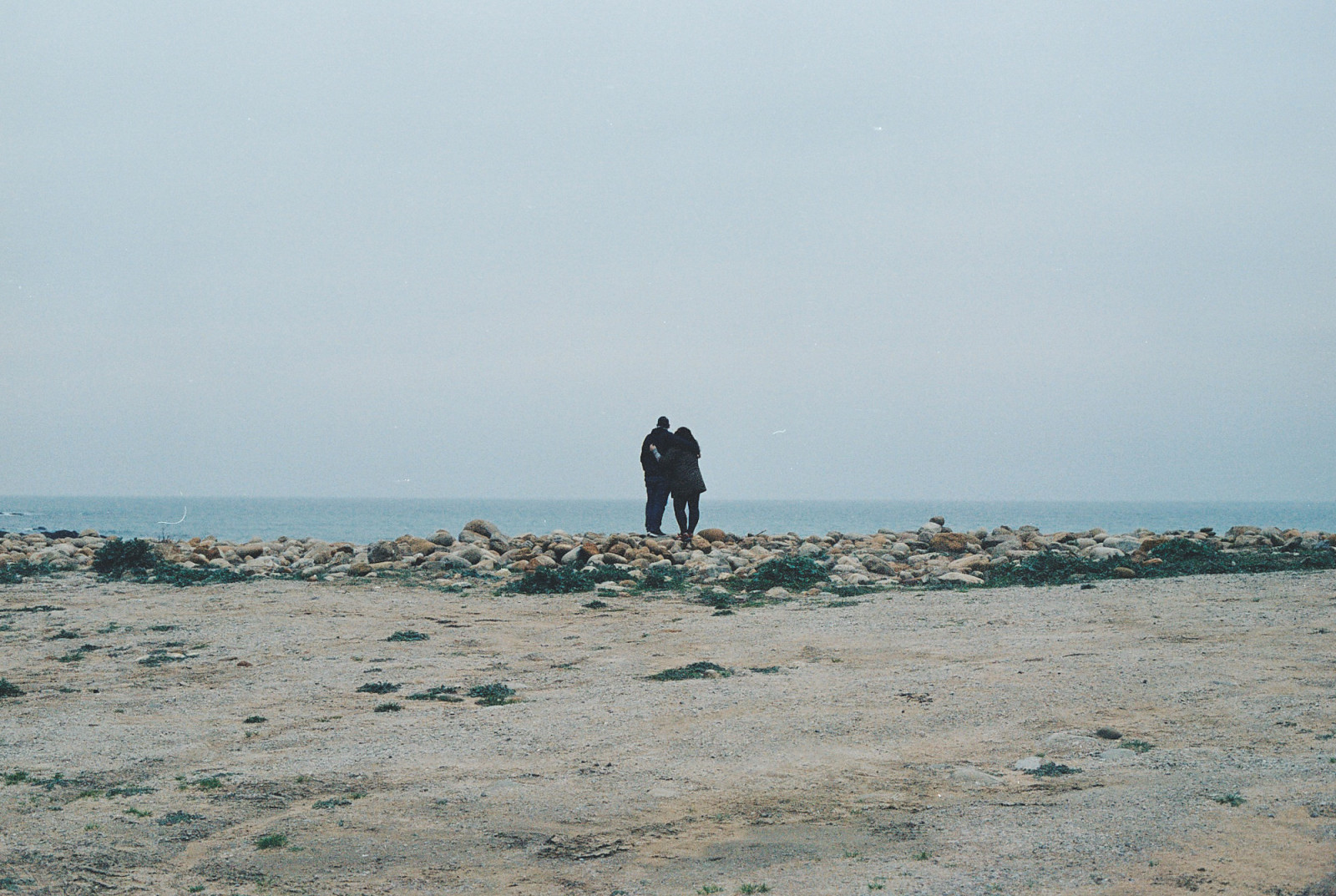 lidé, osoby, Osoba, milovat, pláž, moře, oceán, voda, jasný, nebe, analog, film, 35MM, Minolta, xd11, XD, 11, retro, vinobraní, portra, 400, fotoaparát značky kodak, starý, modrý, šedá, UMĚNÍ, Španělsko, espana, playa, pocity, důležitý, priority, život, jednoduchý
