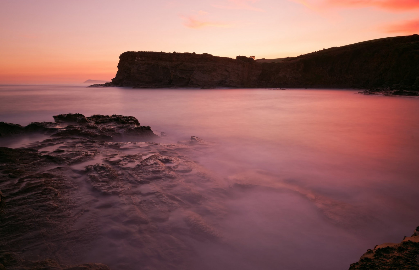 træer, landskab, bjerge, solnedgang, hav, vand, klippe, natur, kyst, afspejling, fotografering, strand, solopgang, aften, morgen, kyst, Sol, horisont, atmosfære, klipper, skumring, Sky, daggry, ocean, bølge, loch, atmosfærisk fænomen, krop af vand