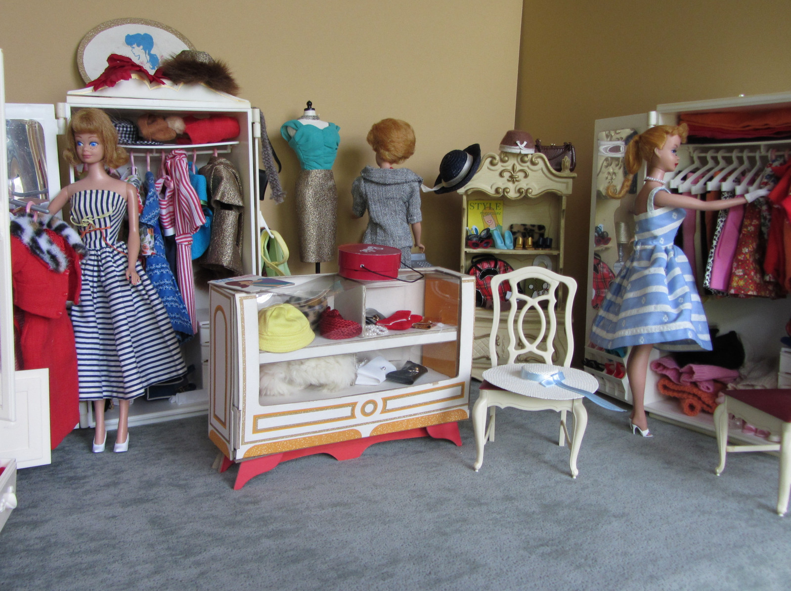 blondýnka, pokoj, místnost, čepice, šaty, svetr, móda, koňský ohon, vinobraní, husa, panenka, nakupování, oblečení, hrát si, 4, měřítko, Suzy, domeček pro panenky, Barbie, centrum, prodejna, dívka, bublina, oblečení, obchod, miniaturní, střih, nábytek, bavlna, maloobchodní, butik, 16, předměstský, série obrazů, produkt, podlaha, komár, kariéra, Sindy, Pak, zákazník, Příležitostné