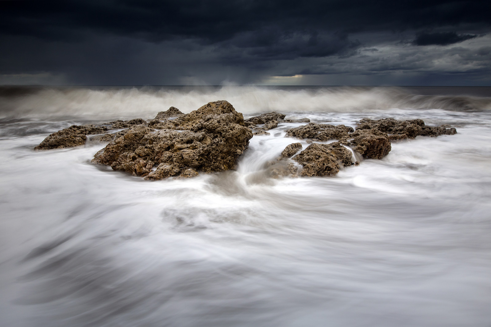 Seaham, chemicalbeach, Durham, costa, rocce, onde, longexposure, buio, cielo, broody, acqua