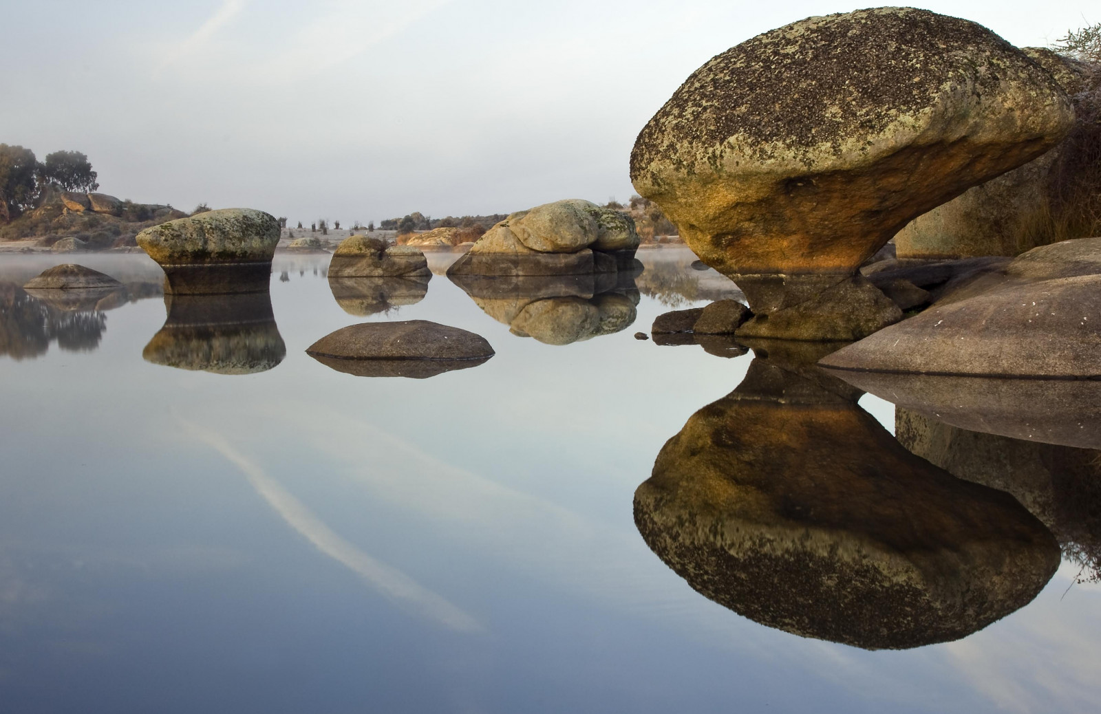 krajina, Photoshop, moře, jezero, voda, Skála, Příroda, odraz, nebe, fotografování, svítání, pobřeží, fotograf, Španělsko, eroze, Formace, Balvan, Niebla, přírodní, mygearandme, fotografie, Pozadí, naturaleza, paisaje, mraky, lago, agua, Reflejo, laguna, foto, fotografia, Fotografo, krajiny, fondo, reflejos, Paisajes, nublado, Rocas, espana, geologie, Extremadura, Caceres, malpartidadecaceres, Vetonia, eduardoestellez, estellez, magmatická hornina, Charca, jádro, losbarruecos, Bruma, Canchos, neočekávaný výskyt, Rovnovážný