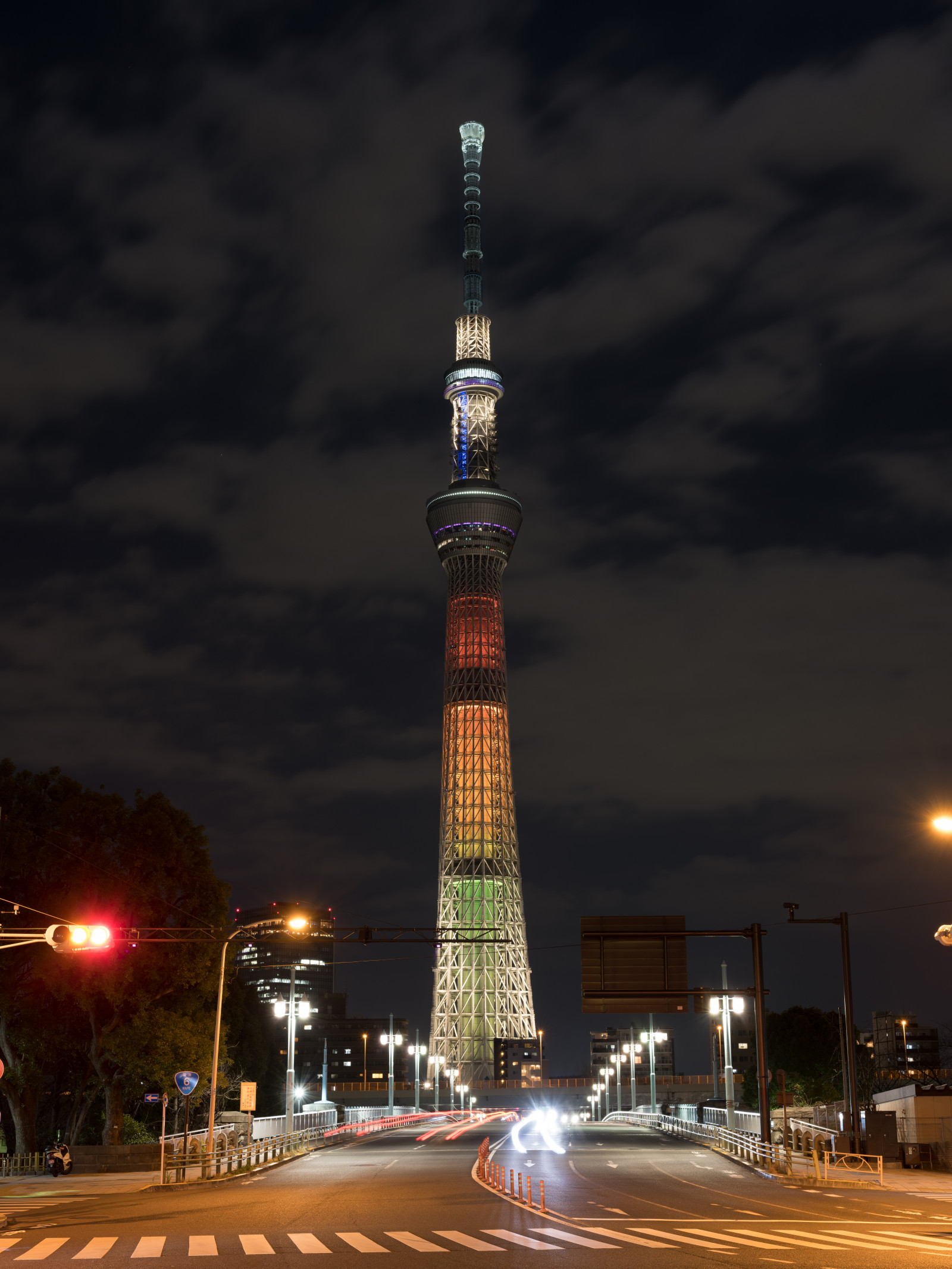 Japonsko, pouliční osvětlení, město, panoráma města, noc, architektura, mrakodrap, večer, věž, soumrak, Tokio, Fujifilm, památník, jp, Skytree, světlo, osvětlené, osvětlení, osvětlení, fuji, Fujinon, gf, gf63mm, gf63mmf28rwr, gfx, gfx50s, mezník, Tokyo Sky Tree, meika