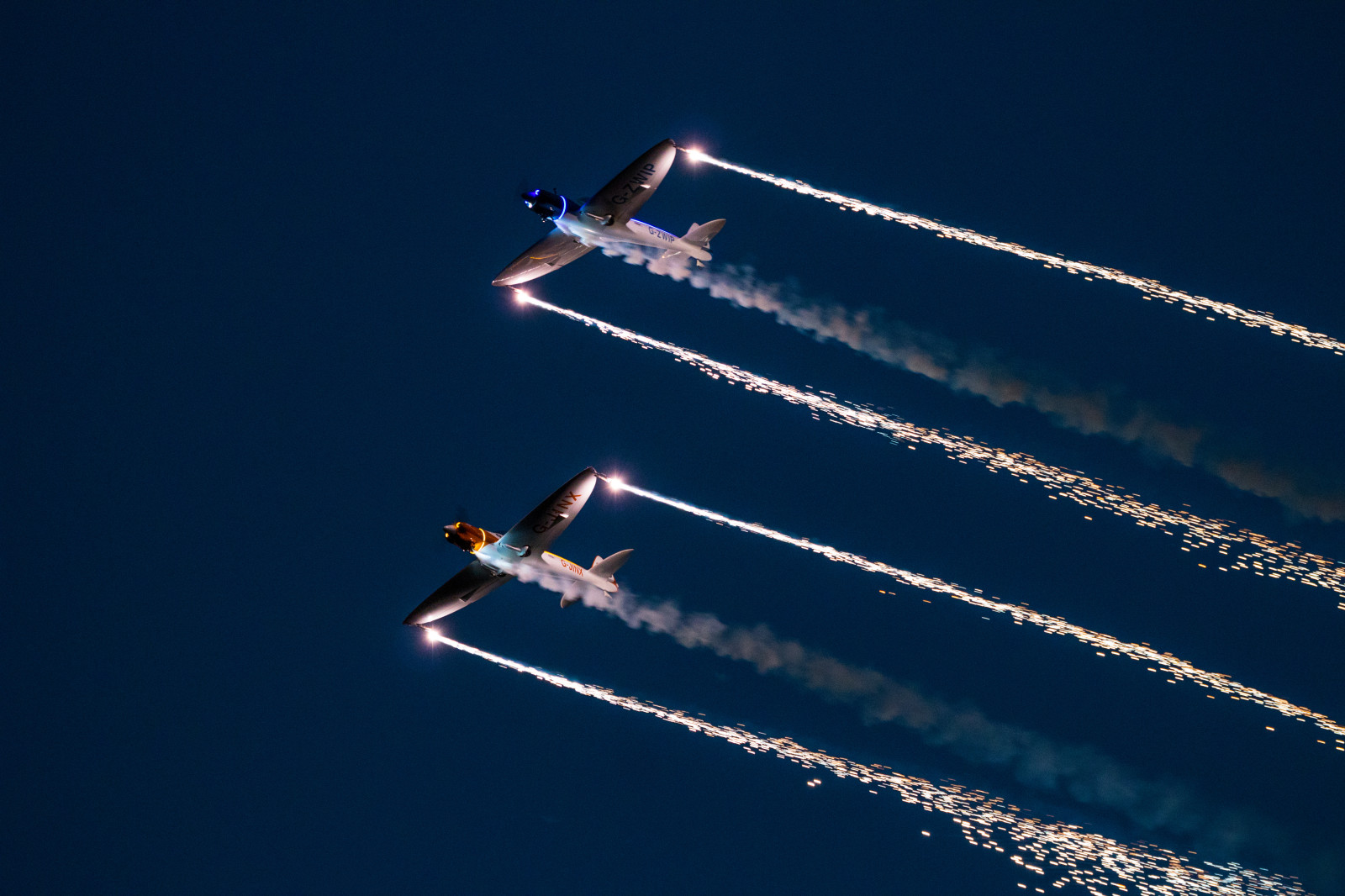 vozidlo, letoun, letadlo, plán, Dánsko, Soumrak, Roskilde, kluzák, Let, skymning, Danmark, flygplan, letadlo, Airshow, letectví, exif modelu canoneos760d, geocountry, Kamera aby kánon, geocity, Model fotoaparátu canoneos760d, geostate, geolocation, exif aby kánon, exif isospeed 1250, EXIF otvor 50, EXIF ef70300mmf456lisusm čočka, exif focallength 182mm, flyg, roskildeairshow, roskildeflygplats, flyguppvisning, twisteraerobatic, england2xthesilencesa1100twister, křídlo, Atmosféra Země, letecká akrobacie, všeobecné letectví