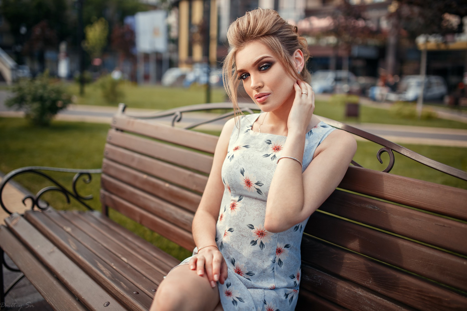 viso, donne, modello, ritratto, capelli lunghi, occhi blu, brunetta, fotografia, vestito, panchina, moda, pallido, labbra succose, Dmitry Shulgin, Persona, pelle, costumi da bagno, occhi fumosi, capi di abbigliamento, ragazza, bellezza, signora, gamba, fotografia, acconciatura, fotografia di ritratto, servizio fotografico
