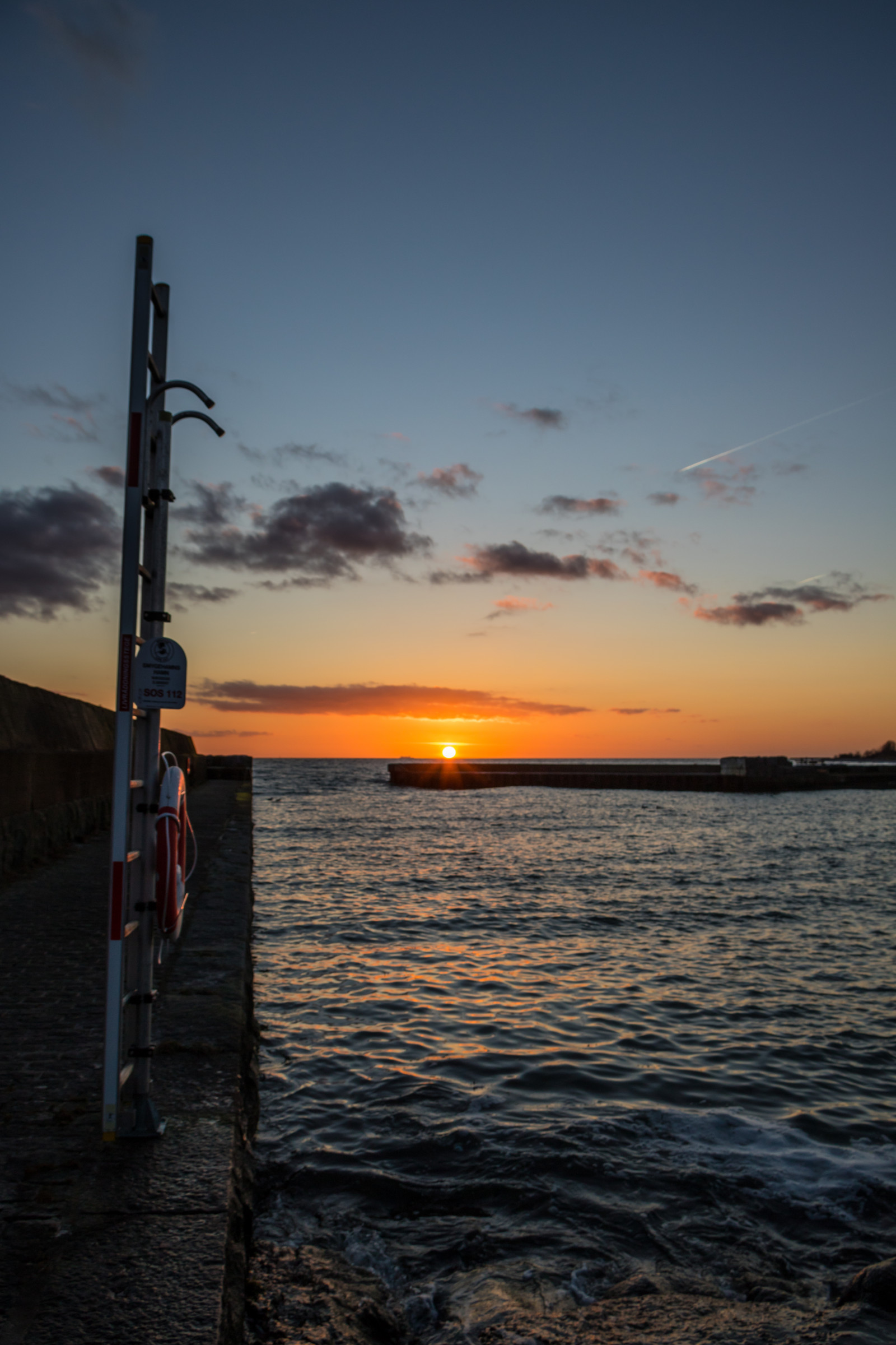 sollys, solnedgang, hav, vand, kyst, afspejling, himmel, skyer, strand, solopgang, aften, morgen, kyst, Sol, horisont, mole, skumring, Sky, daggry, ocean, bølge, solnedg ng, Vatten, hav, Smygehuk, redningskrans, livboj, pir