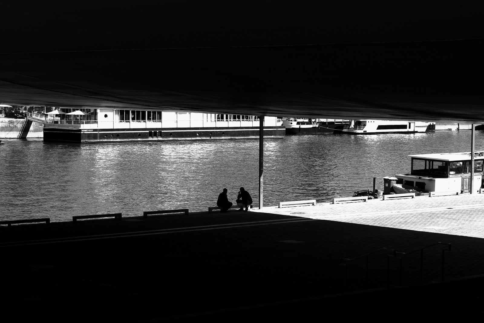 lidé, Černá, černobílý, ulice, noc, architektura, voda, městský, odraz, nebe, fotografování, večer, most, Paříž, Noir, Seine, lodě, Street View, tma, pont, litovat, noiretblanc, blackandwithe, gens, photoderue, urbanarte, paris13, photopascalcolin, Černý a bílý, monochromatické fotografování, Bateaux, pod mostem, Quaisdesein, Quaisdausterlitz, Souslepont, fixed link