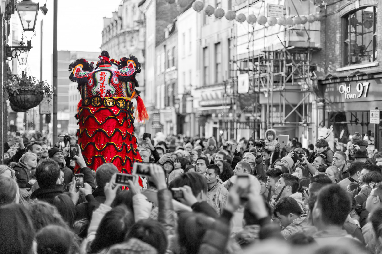 Londýn, lidé, černobílý, město, ulice, děti, Červené, kůň, silnice, fotografování, lev, Fotoaparát, fotograf, telefon, jaro, čínština, nový rok, tableta, událost, infrastruktura, čínská čtvrť, Karneval, pěší, Černý a bílý, tradiční, tělesné, festival, tanec, kostým, demonstrace, oslava, dav, upřímný, tradice, přeplněný, urban area, Černý a bílý, monochromatické fotografování, selectivecoloring, selectivecolouring, akrobat, slavnost