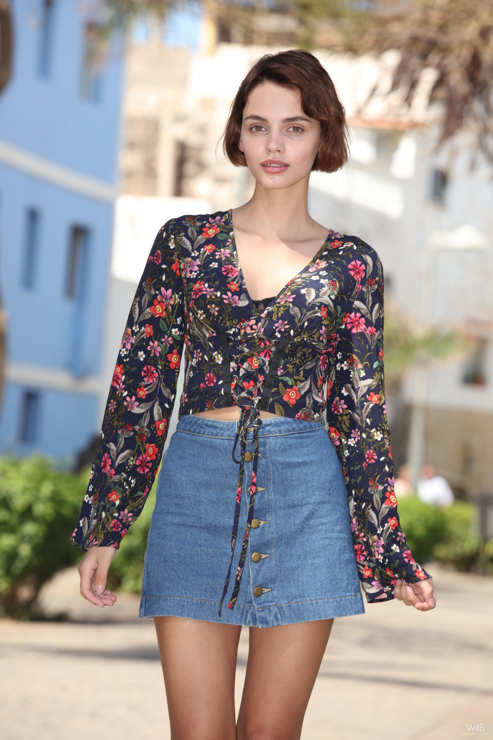 Watch4Beauty, ženy, Ariela, model, krátké vlasy, bruneta, zahrada, ulice, sukně, halenka