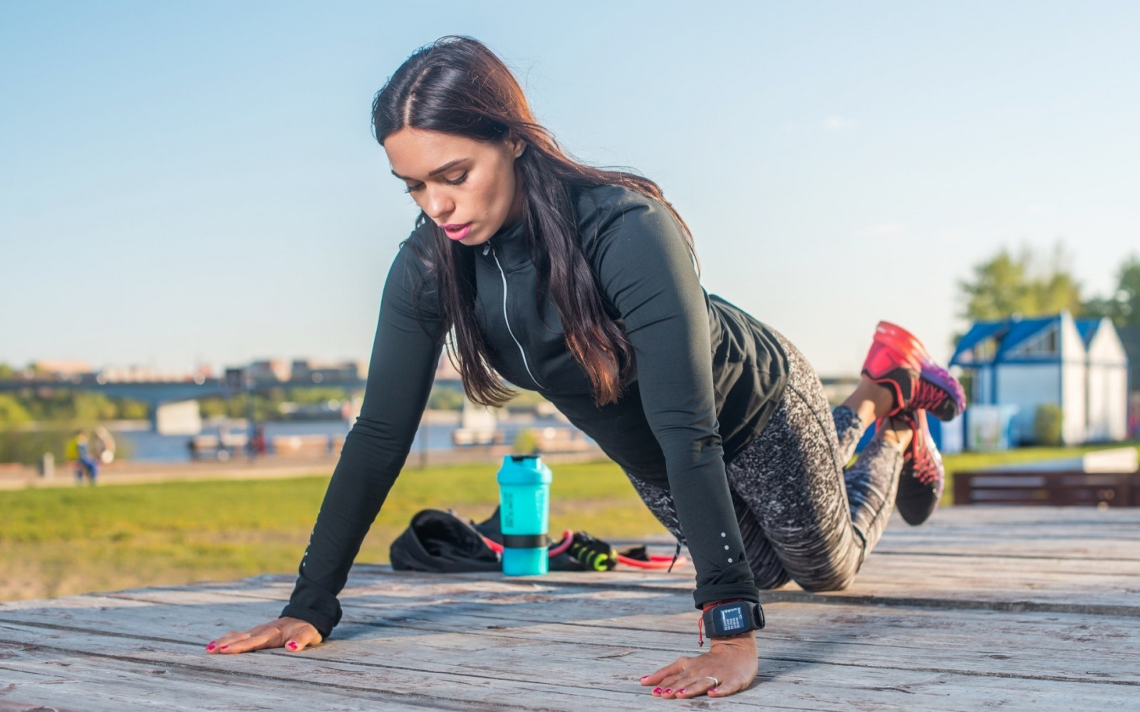 sportovní, ženy venku, ženy, model, venku, fitness model, skateboard, jaro, longboard, longboarding, obuv, focení, fyzická zdatnost, skateboarding zařízení a potřeby