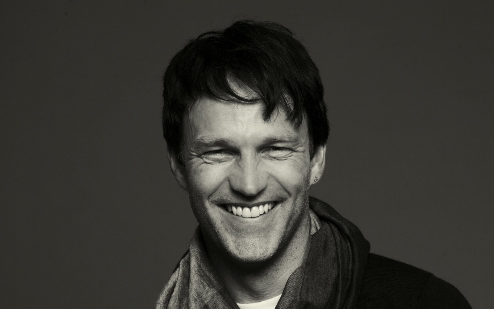 tvář, bílý, Černá, černobílý, portrét, fotografování, herec, vlasy, knír, hlava, tělesné, usměj se, muž, tma, mužský, účes, Černý a bílý, monochromatické fotografování, portrétní fotografie, mimika, vousy, stephen moyer