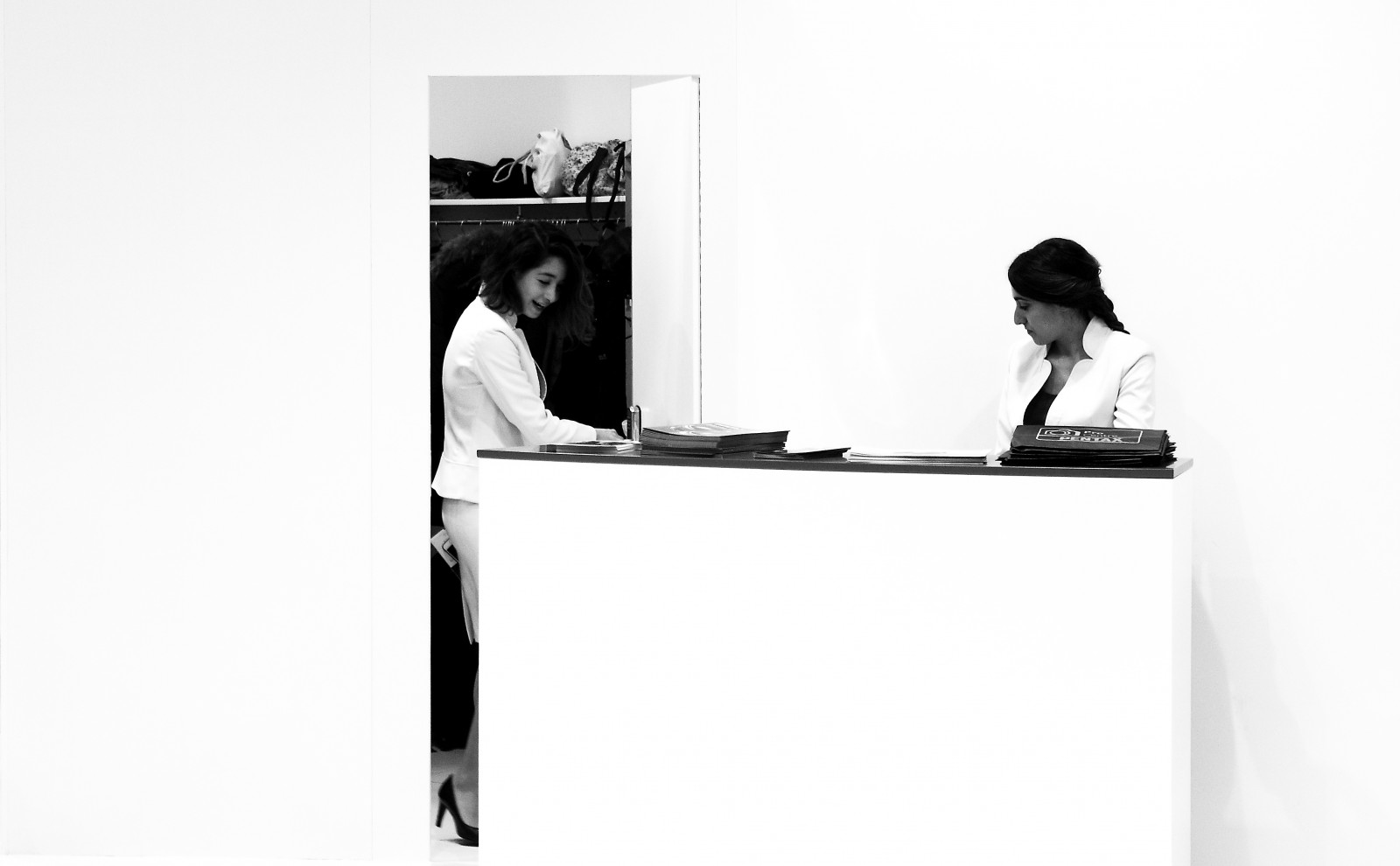 černobílý, fotografování, stůl, stojící, úhel, Street View, fotografie, profesionální, nábytek, noiretblanc, blackandwithe, photoderue, urbanarte, photopascalcolin, sdělení, Černý a bílý, monochromatické fotografování, produkt, Paris15, Hostesky, H tesses, Salondelaphoto, product design