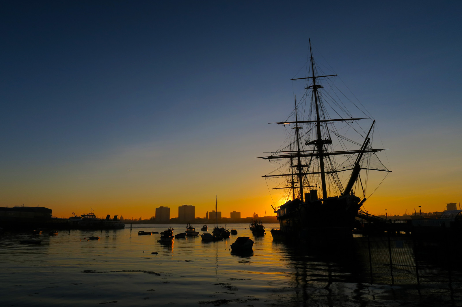 loď, loď, plachetnice, západ slunce, moře, voda, odraz, nebe, svítání, uklidnit, večer, ráno, řeka, historický, horizont, soumrak, strom, svítání, prozkoumat, stožár, barque, vodní, odlesk, east Indiaman, loď linky, galéra, lehká loď, briga, manila galéra, vysoká loď, dechař, Portsmouth, restlessfiona, loděnice, plachetnice, 18.february2017, Hmswarrior, first rate