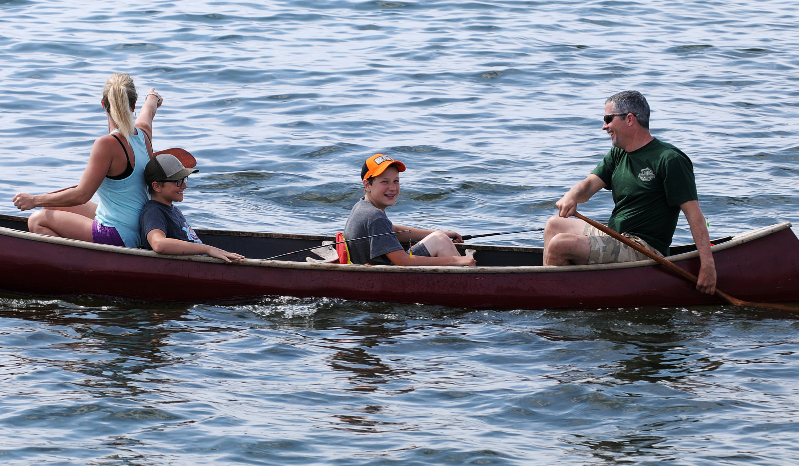 båd, hav, sø, vand, elsker, udendørs, shorts, køretøj, lempelse, Glæde, Canada, lykkelig, fiskeri, familie, padle, Ontario, åre, ferie, krusninger, hobby, roning, Latter, rejse, børn, fritid, refleksioner, sjovt, sammen, kajak, kano, fartøjer, kano, padling, mor, drenge, oprigtig, smil, sejlsport, taler, peger, rekreation, far, fartøjer roning, havkajak, vandsport, nydelse, ferskvand, sønner, kano sprint, lykkelig familie, fishingpoles, baseballcaps, FamilyFun, styrmand, water transportation, boats and boating equipment and supplies