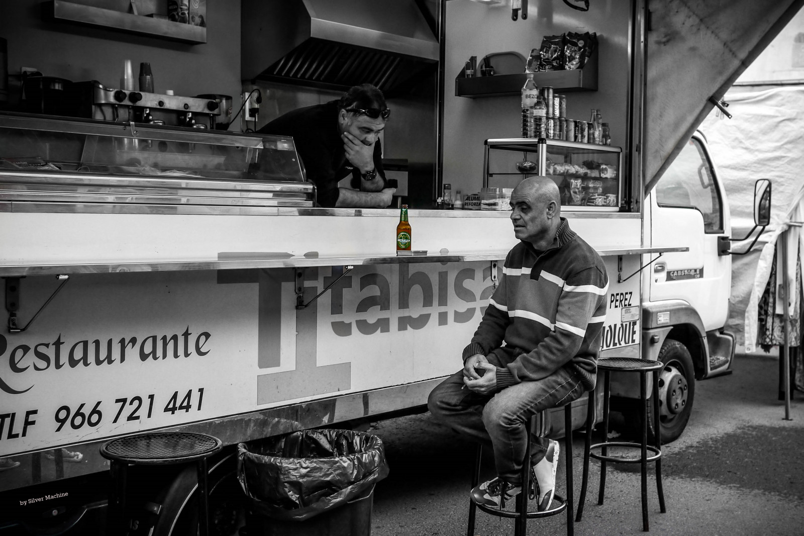 ulice, muži, pivo, lumix, Španělsko, streetphotography, Sanmiguel, pouliční prodejce, pouliční trh, alicanteprovince, lumixg, Nepřehlédněte, lumixg20mmf17, lumixg5