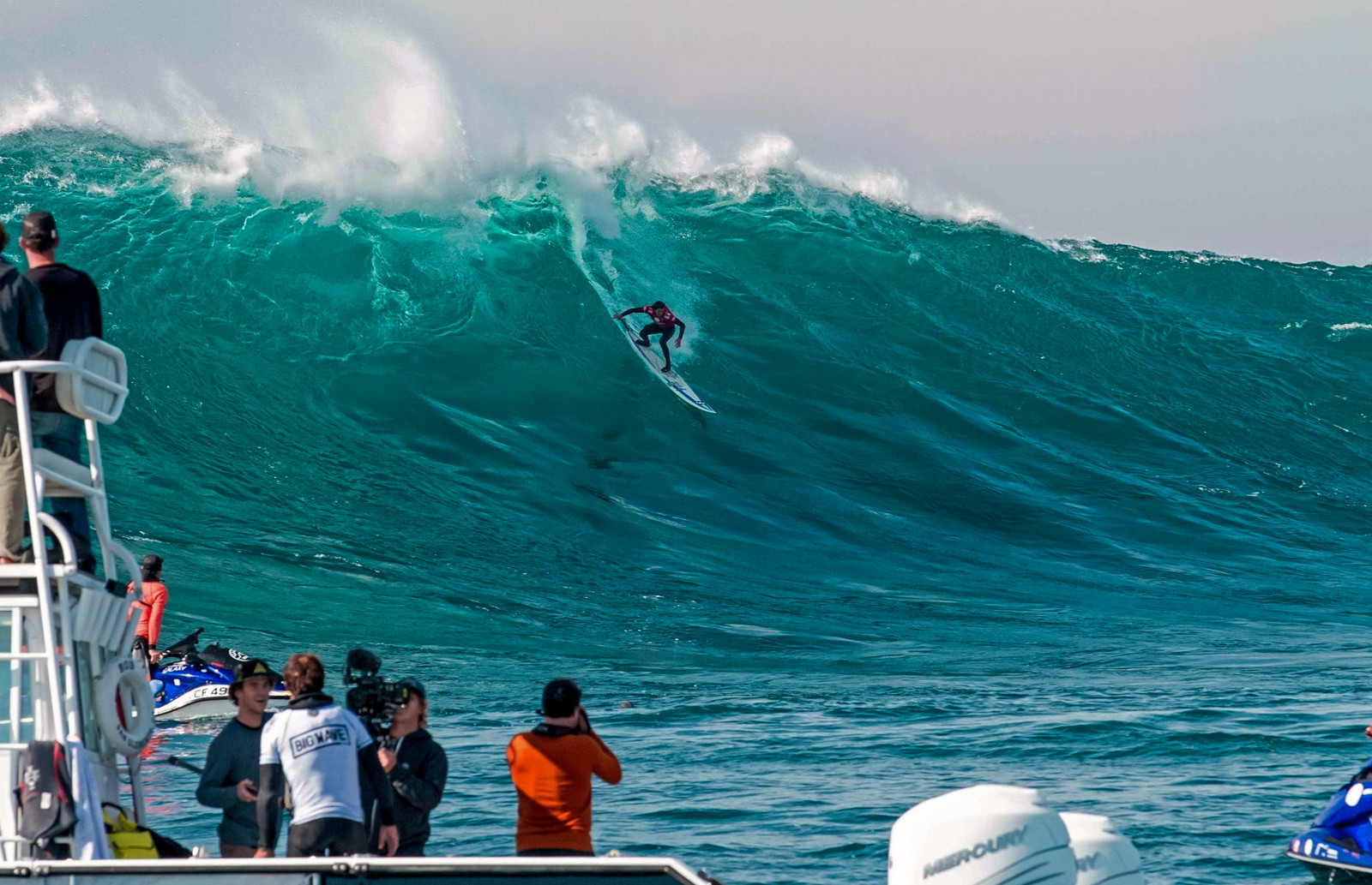sportovní, lidé, sport, moře, venku, pláž, modrý, vlny, vítr, nebezpečný, surfování, surfaři, surfování, plachtění, fotografie, oceán, vlna, cestování, turisté, surf, mořská vlna, extrémní sport, surfování zařízení a potřeby, boardové sporty, vodní sport, povrchové vodní sporty, beachscape, maverickscalifornia