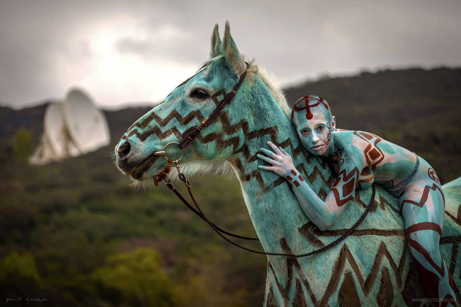 ใบหน้า, โมเดล, ม้า, การถ่ายภาพ, สีน้ำเงิน, แฟชั่น, พื้นผิว, ผม, แคลิฟอร์เนีย, อินเดีย, ผิวหนัง, Chumash, แปรง, สาธารณะ, การจับกุม, เปลือยกาย, ผู้ชอบแสดงออก, ศิลปะ, สี, เปลือยเปล่า, ศิลปะ, เย็น, หญิงสาว, สนุก, ขอบ, สี, ศิลปิน, น่าพิศวง, ร่างกาย, น่ากลัว, เร้าอารมณ์, ช่วงเวลา, losangeles, ภาพหน้าจอ, สบาย ๆ, bodypaint, ม้าเหมือนสัตว์เลี้ยงลูกด้วยนม, คนต่างด้าว, airbrush, จัดแสดง, เห็น