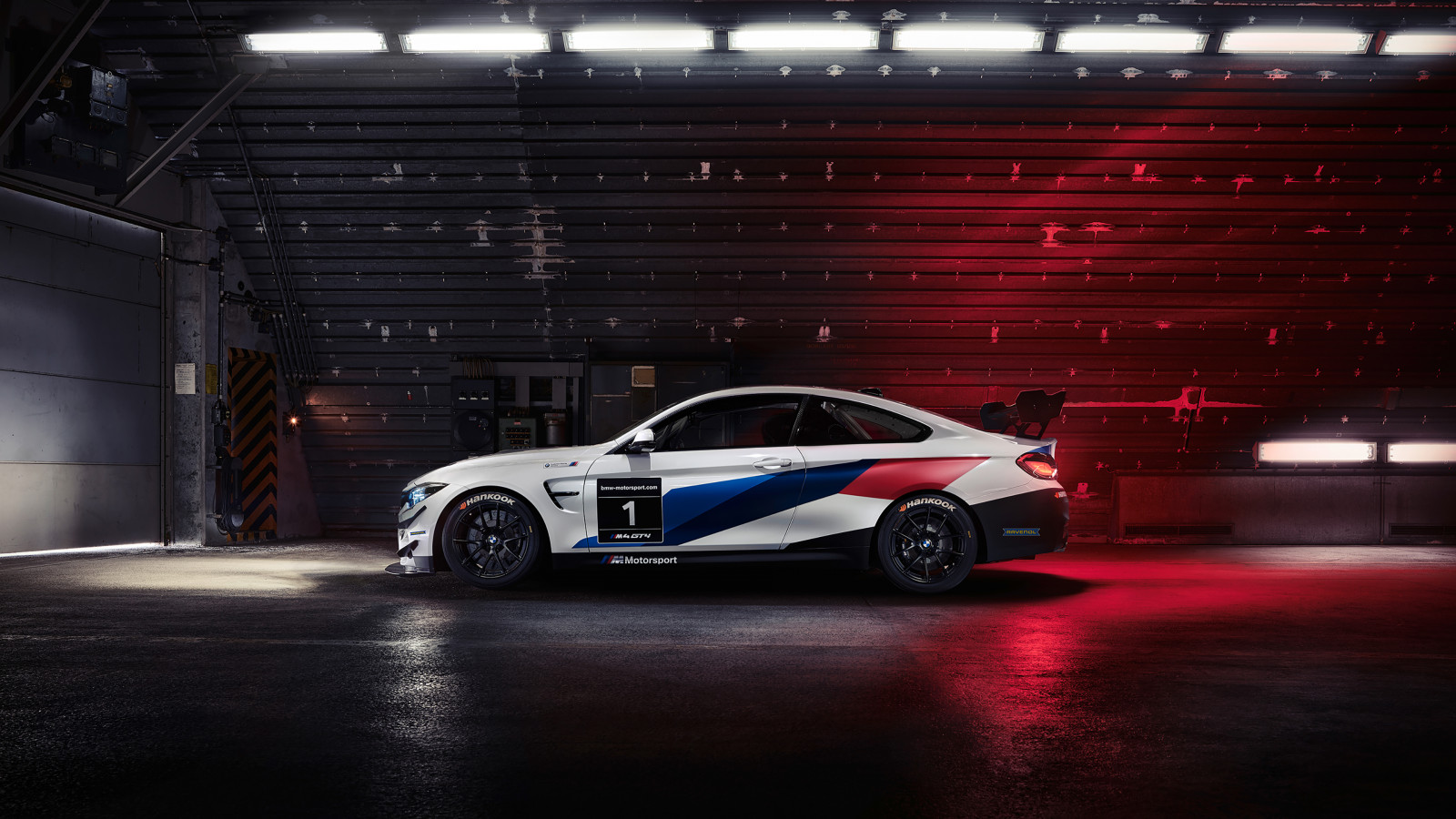 BMW M4 GT4, BMW, vozidlo, auto, mperformance, hangár, slabé světlo, závodní vozy