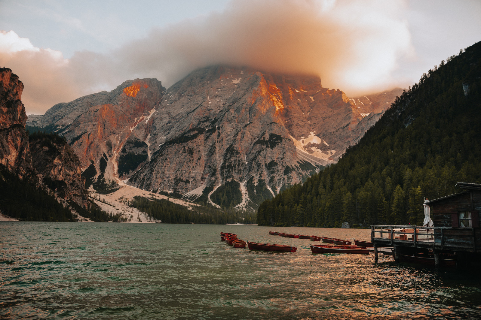 voda, mrak, nebe, hora, vodní zdroje, Příroda, Natural landscape, vysočina, jezero, vodní tok, banka, loď, krajina, ledová landform, ráno, horských reliéf, geologický fenomén, údolí, svítání, pohoří, strom, kopec, cestovat, uklidnit, horizont, plavidlo, boats and boating equipment and supplies, odlesk, pleso, odraz, volný čas, Lake District, stanice hill, klesl, horské řeky, západ slunce, jezero, nádrž, zvuk, hřbet, masiv, soumrak, water transportation, Cestovní ruch, Skála, pobřeží, stock photography, večer, vstupní, oceán, ledovcové jezero, dovolená, kanál, moře, moréna, řeka, pelerína, mys