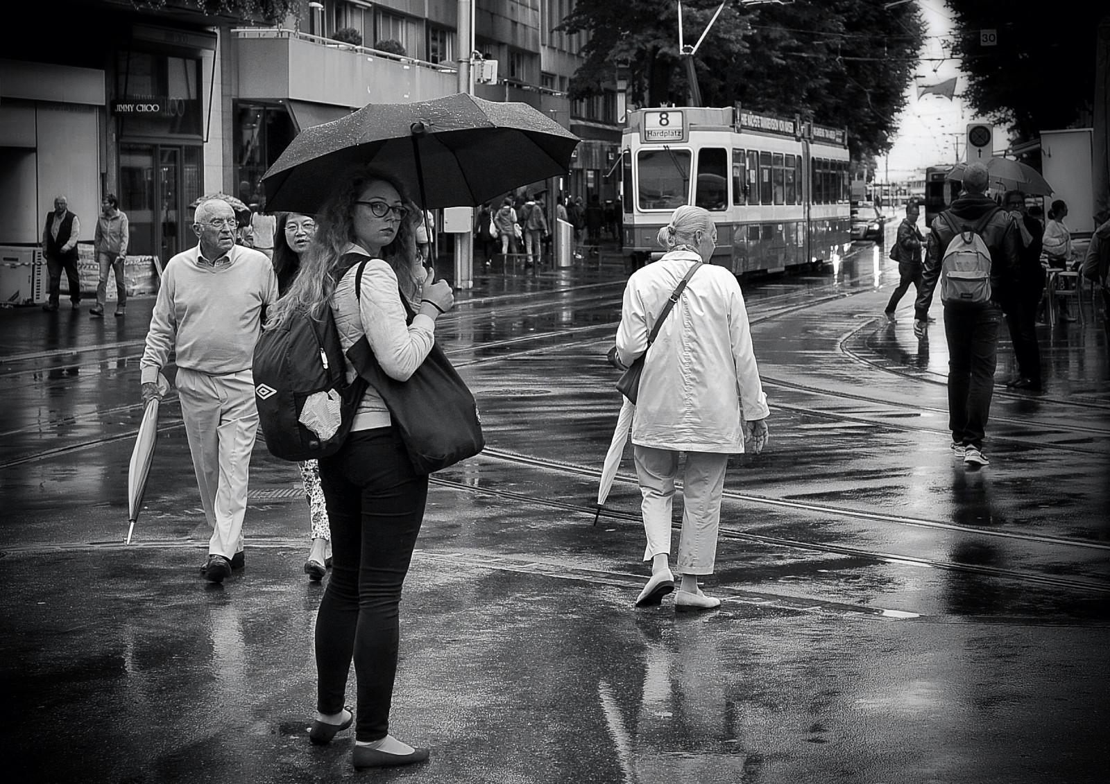 デスクトップ壁紙 人 女性 シティ 通り 都市 雨 道路 傘 スイス トラム チューリッヒ インフラ 天気 Bw ストリートアート ストリートライフ ストリートフォトグラフィー 群集 率直 ストリートポートレート 顔 シュウェイズ 列車 街並み