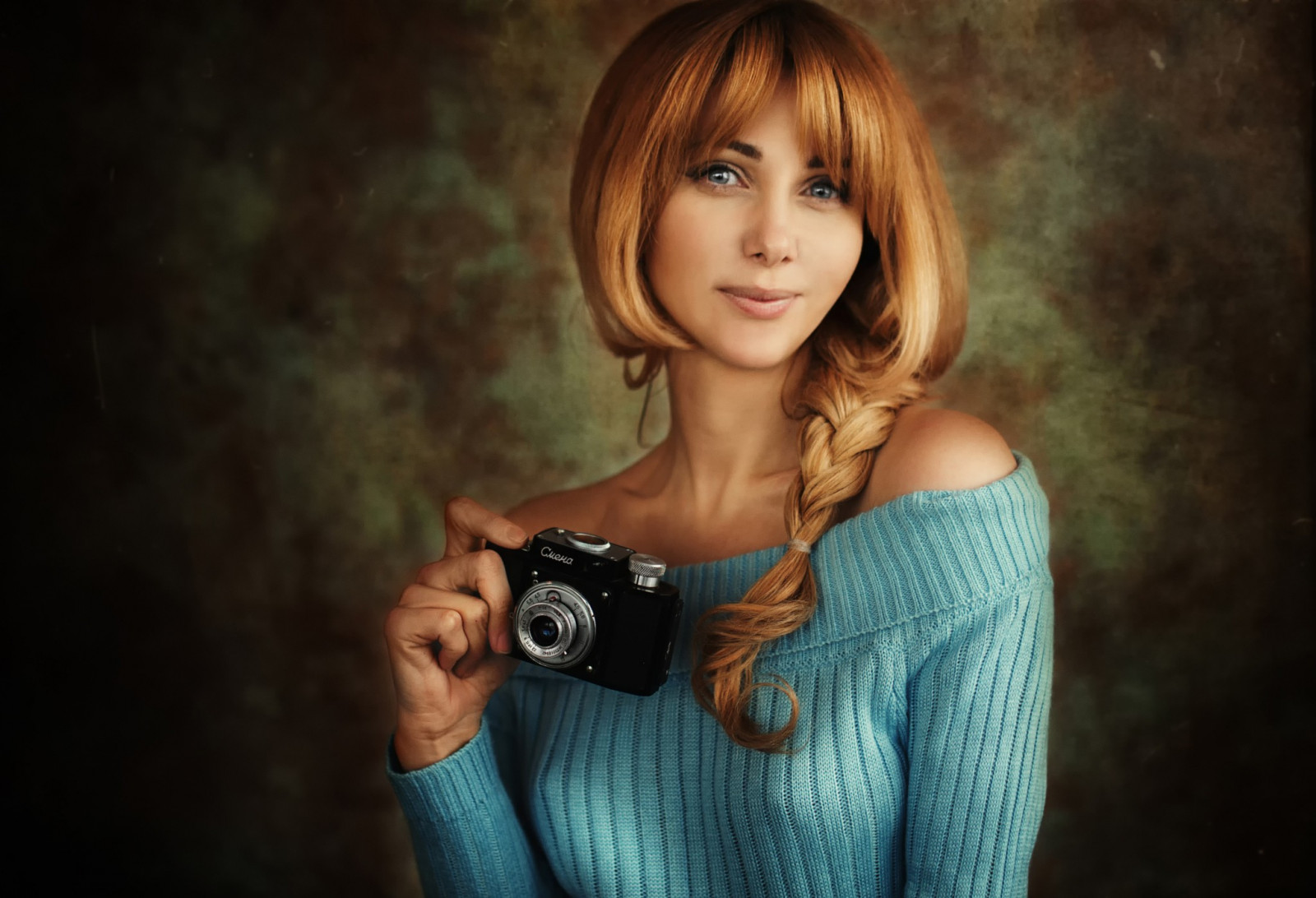 Девушка фотографируется на красивом фоне, но все внимание сконцентрировано на ее фигурке красивое