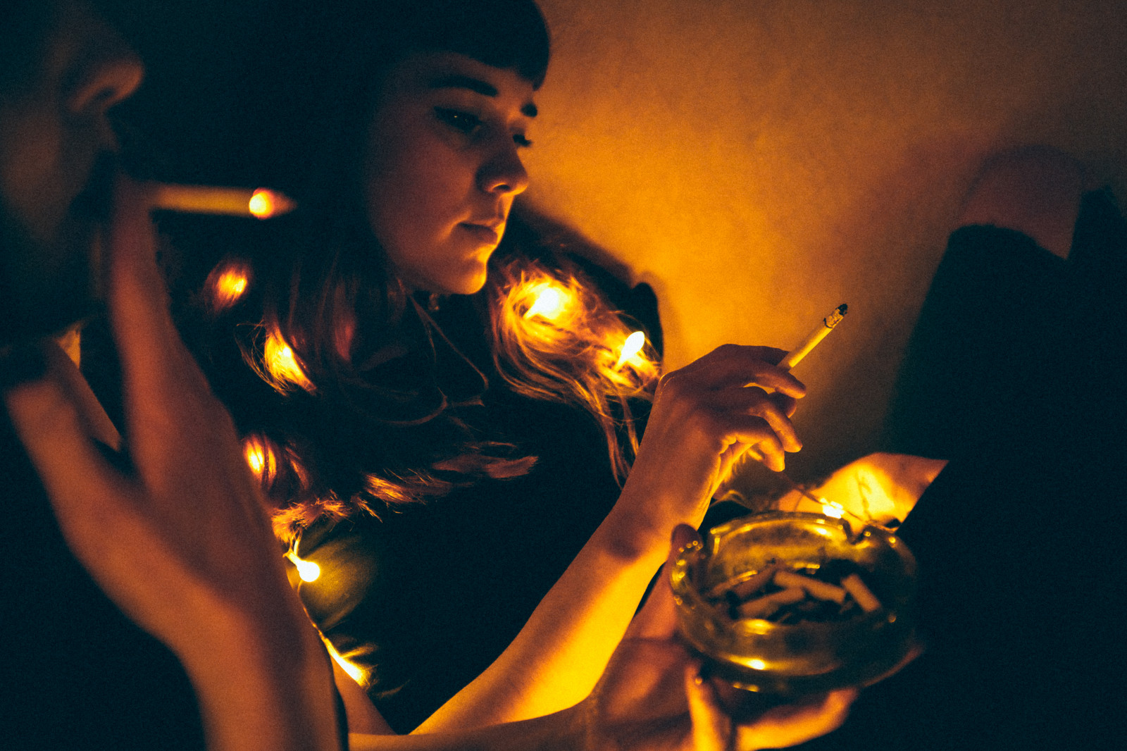 ragazza, modello, fumo, sigaretta, Fata, luci, strappato, jeans, portacenere, buio, notte